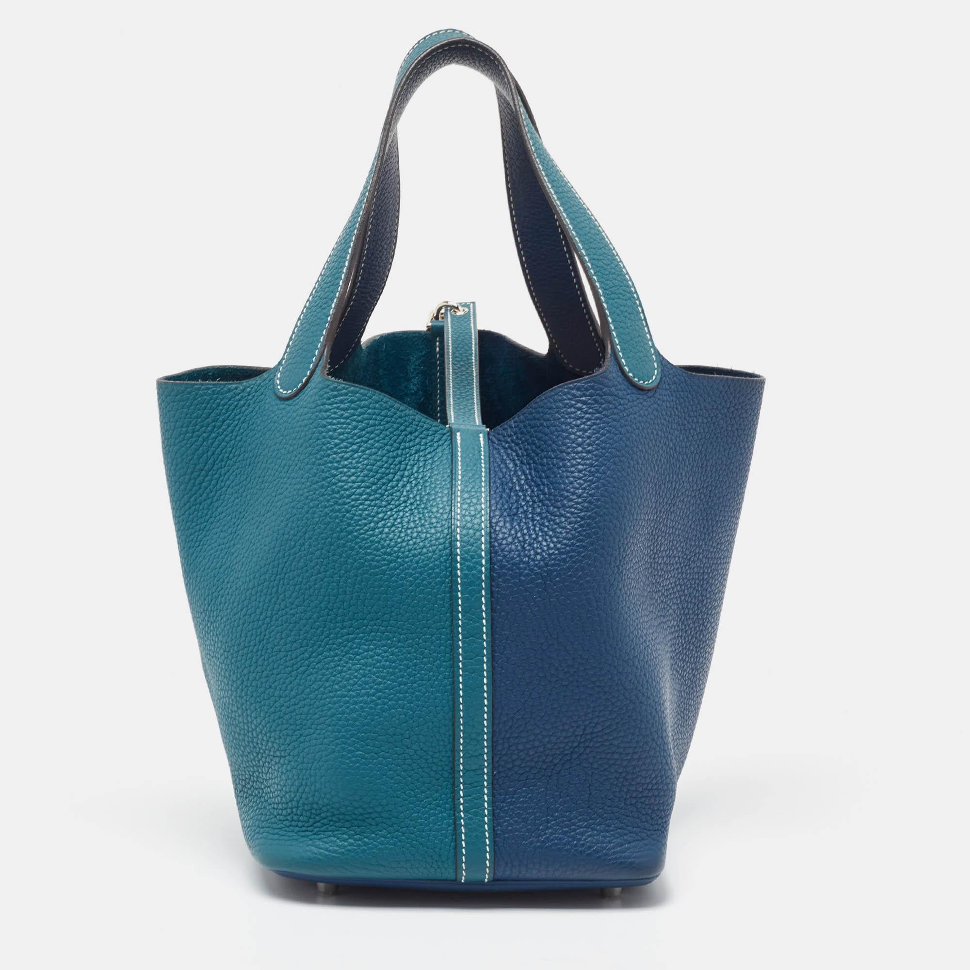 Wonderfully crafted from Clemence leather, this Hermès Picotin Lock 22 is a creation for those who love a blend of luxury and style. It comes in a grand color and it sits in a bucket-like shape with two handles and a leather interior. Armed with