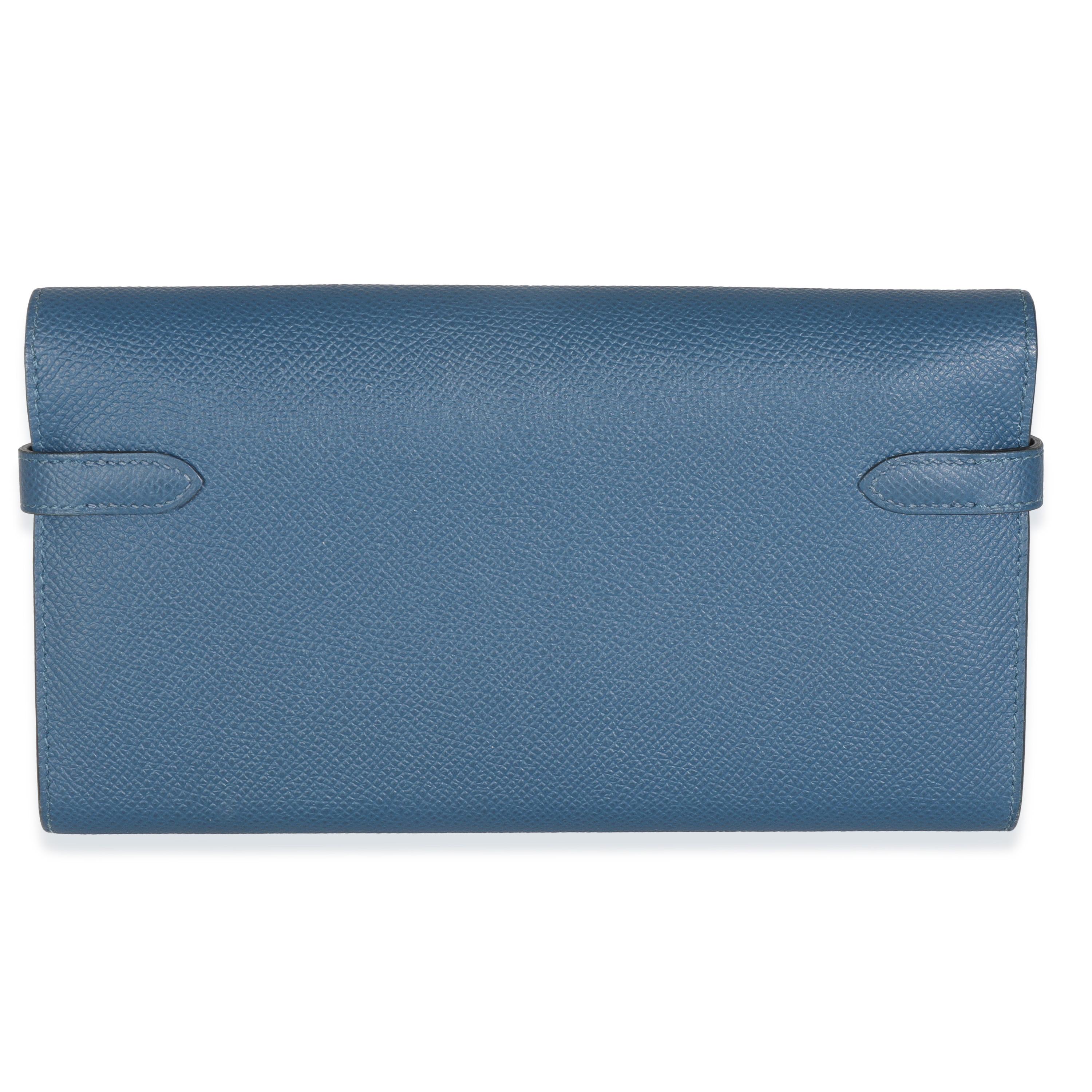 Titolo: Hermès Deep Bleu Vert Bosphore Verso Epsom Kelly Portafoglio PHW
SKU: 147302
Condizioni: Usato 
Condit Description: Rinominata ufficialmente nel 1977, la tote bag Kelly di Hermès si chiamava originariamente Sac à Dépêches (che si traduce