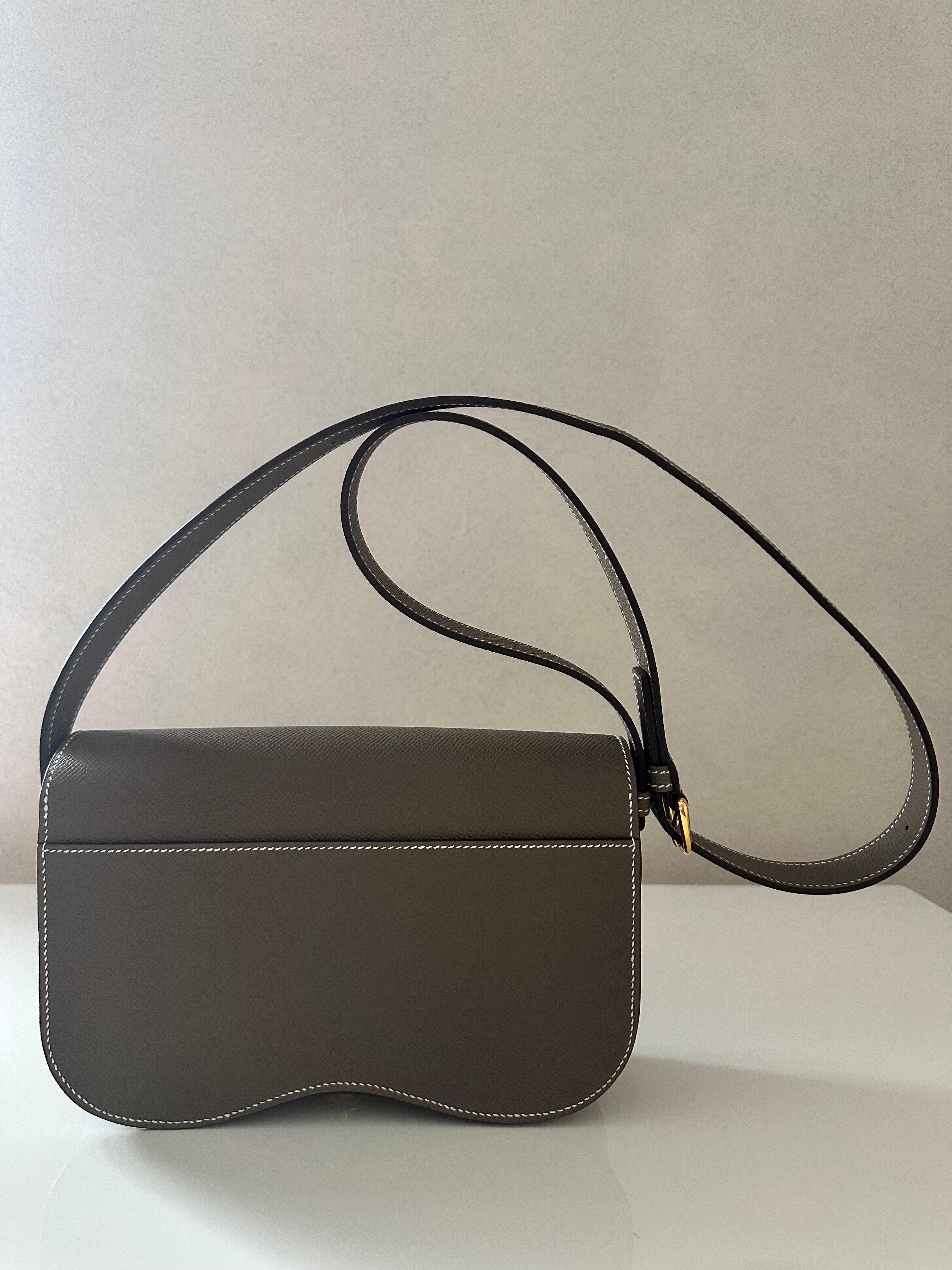 Hermes Della Cavalleria Elan Epsom 18 bag in Etoupe color with golden hardware and adjustable shoulder strap. 


Dimensions: 9