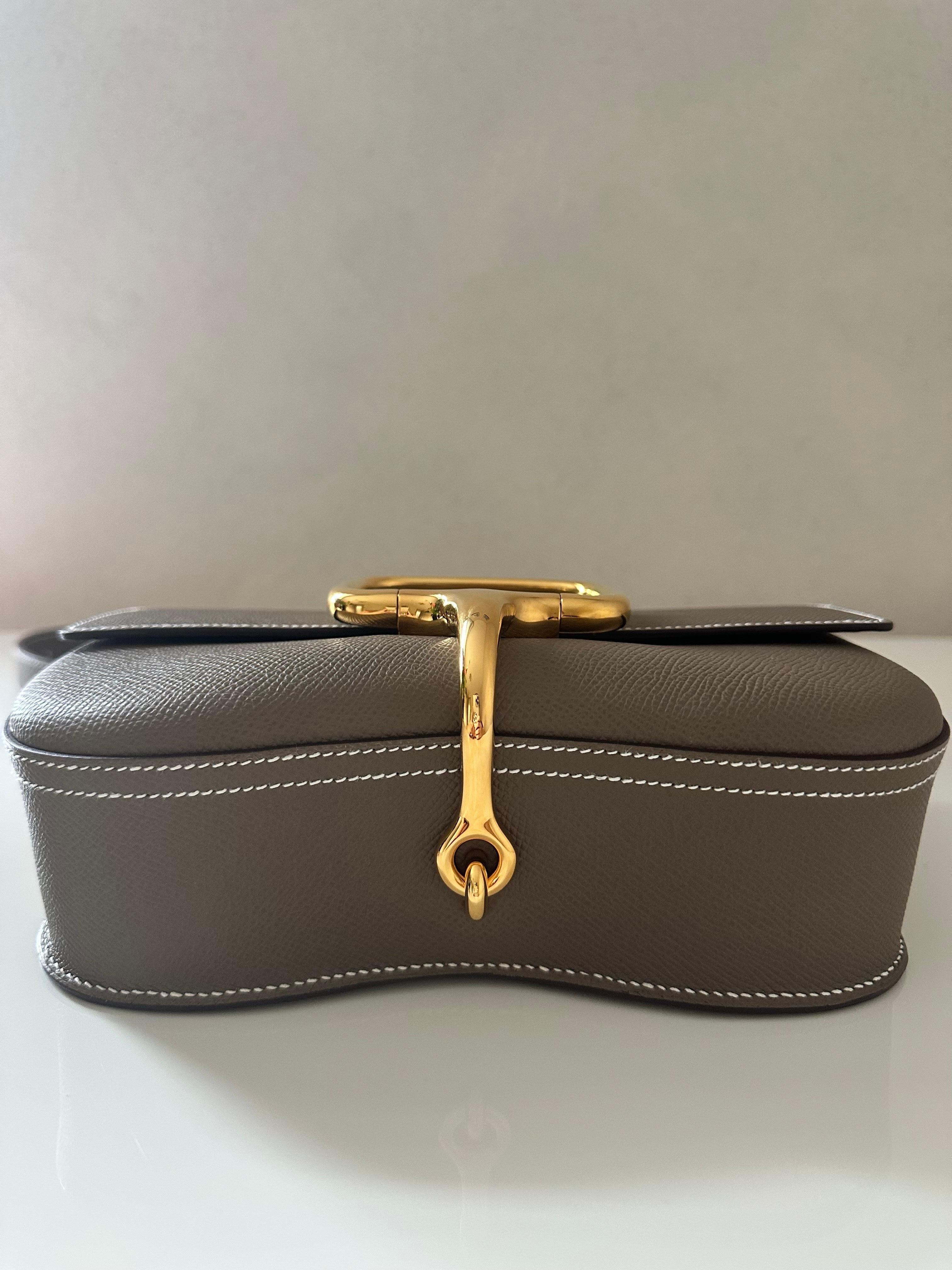Hermes Della Cavalleria Elan Epsom 18 bag in Etoupe color w/ golden hardware Neuf - En vente à New York, NY