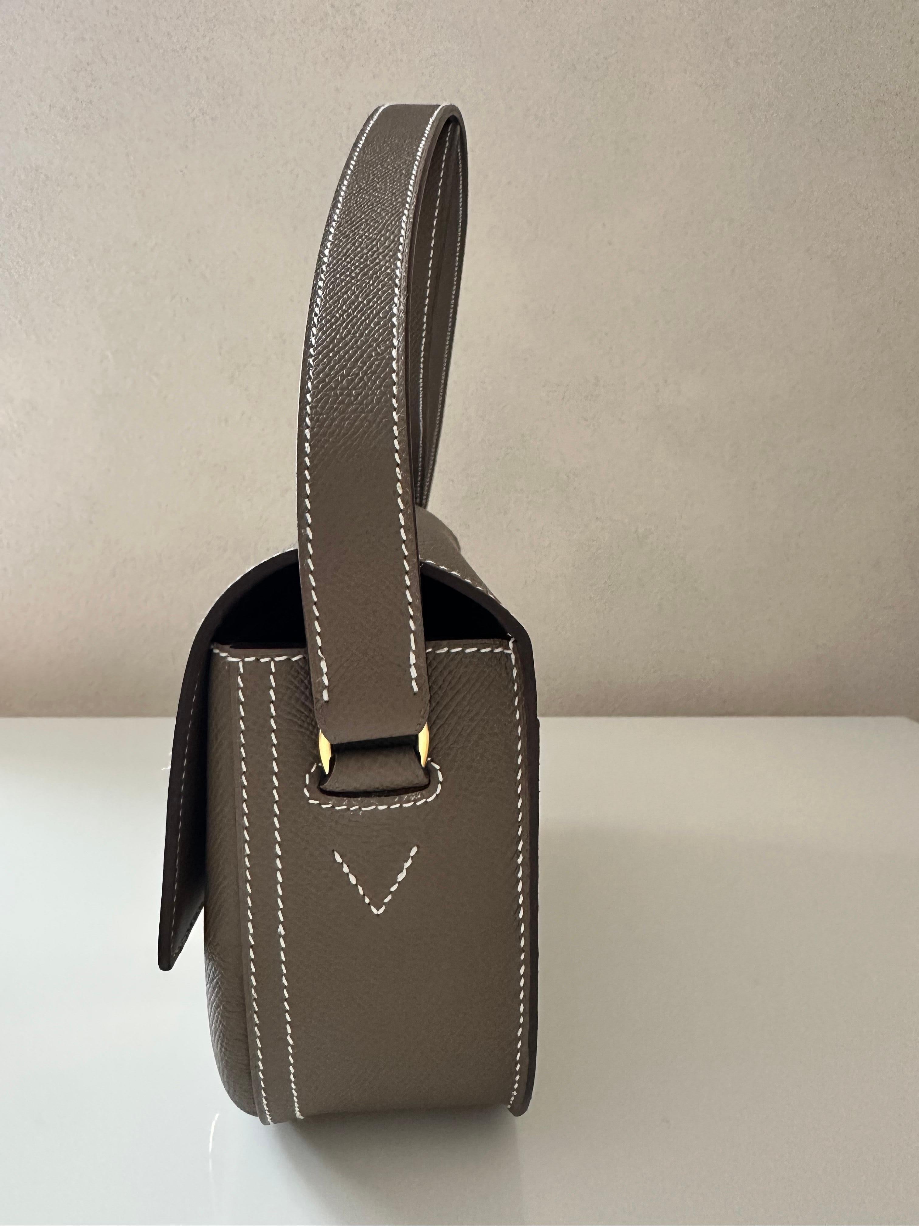 Hermes Della Cavalleria Elan Epsom 18 bag in Etoupe color w/ golden hardware Unisexe en vente