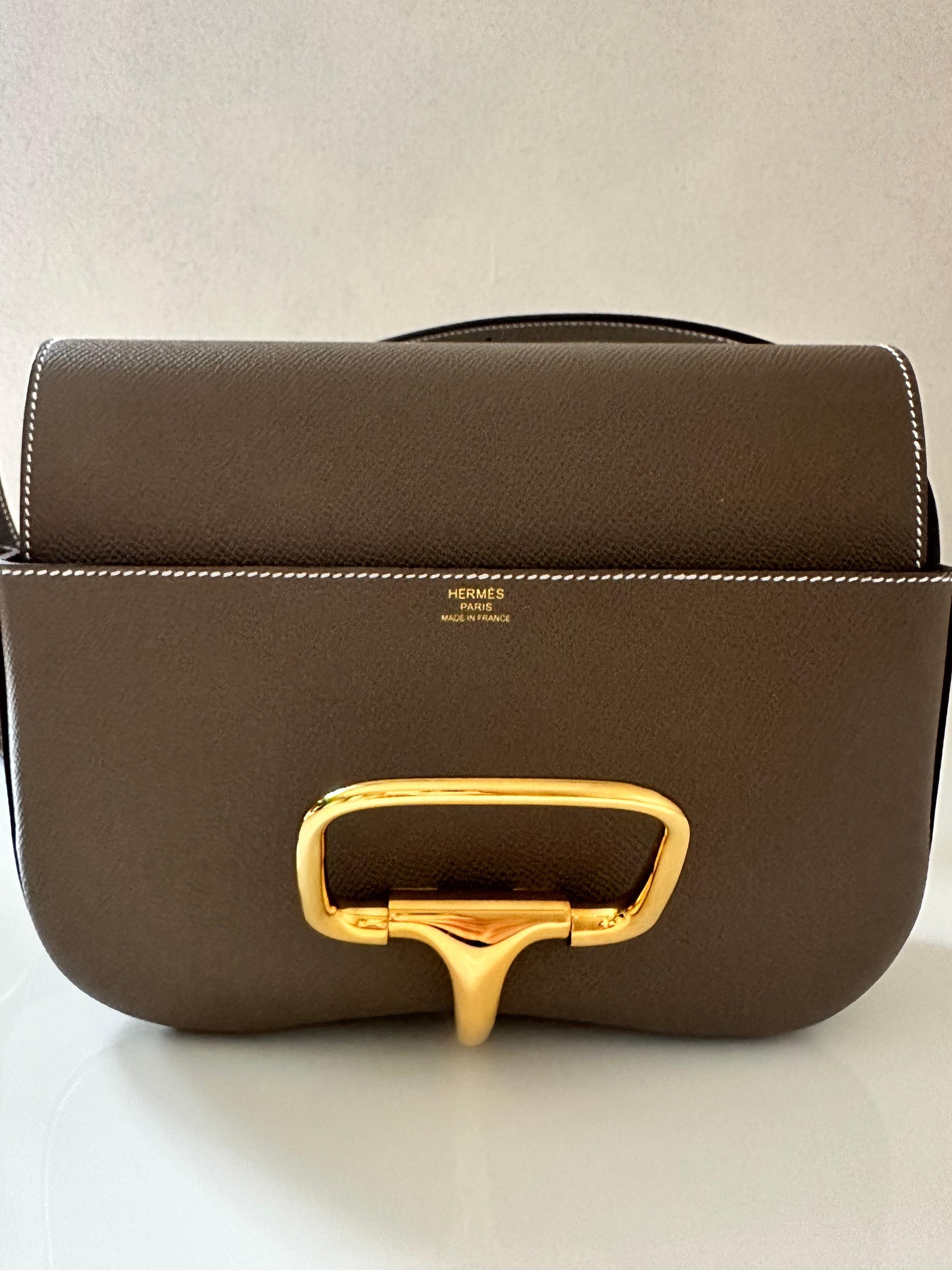Hermes Della Cavalleria Elan Epsom 18 bag in Etoupe color w/ golden hardware en vente 1