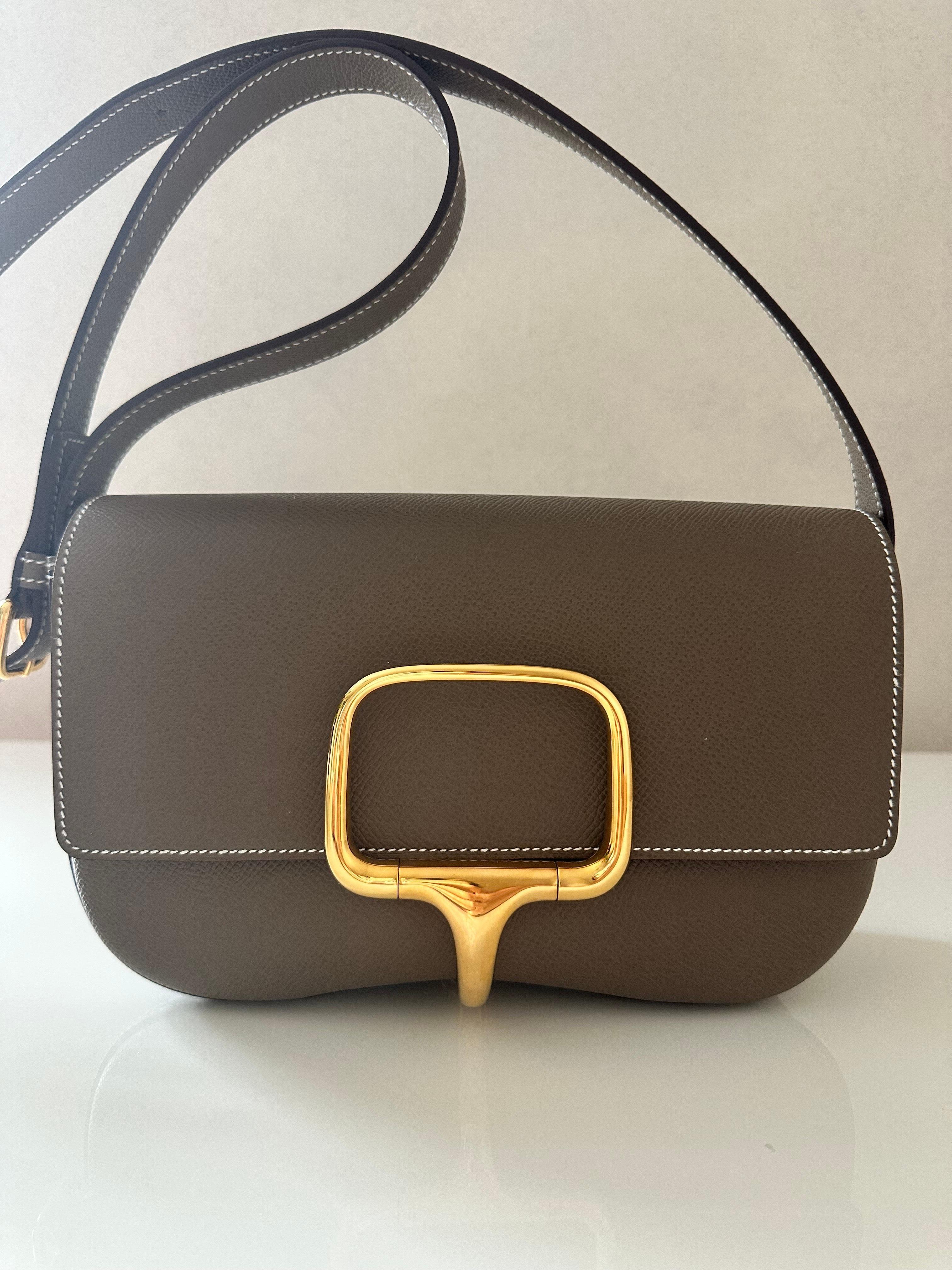 Hermes Della Cavalleria Elan Epsom 18 bag in Etoupe color w/ golden hardware en vente