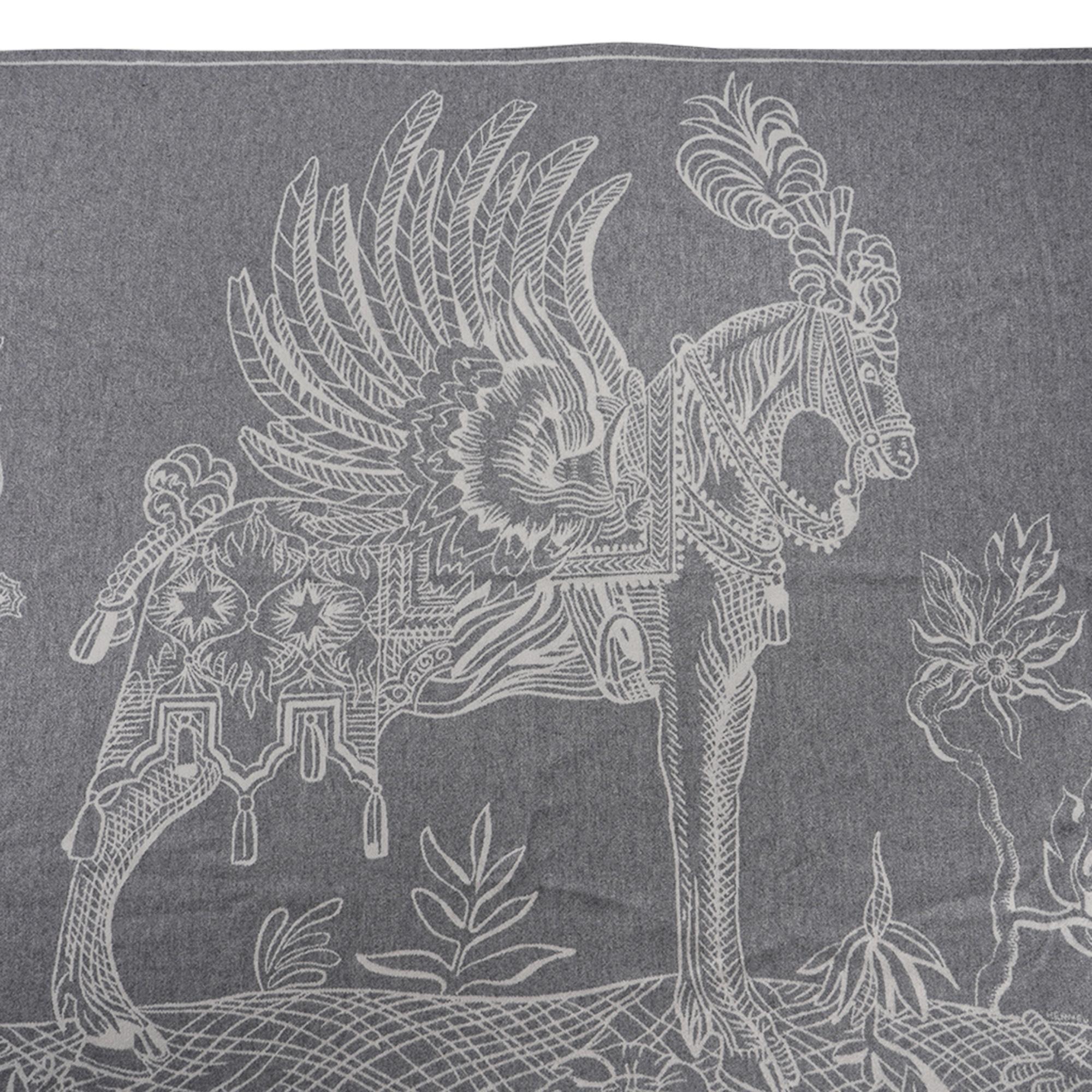 Mightychic offers a guaranteed authentic Hermes Della Cavalleria Favolosa blanket featured in Gris and Ecru.
Jacquard woven 72% cashmere and 28% wool is edged with fringe.
This extraordinary equestrian composition is spectacular.
Designed by