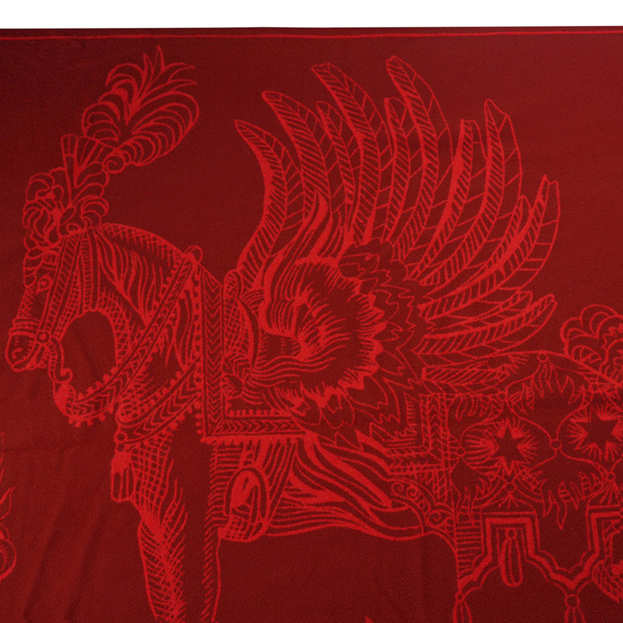 Mightychic offers a guaranteed authentic Hermes Della Cavalleria Favolosa blanket featured in Rubis and Rouge H.
Jacquard woven 72% cashmere and 28% wool is edged with fringe.
This extraordinary equestrian composition is spectacular.
Designed by
