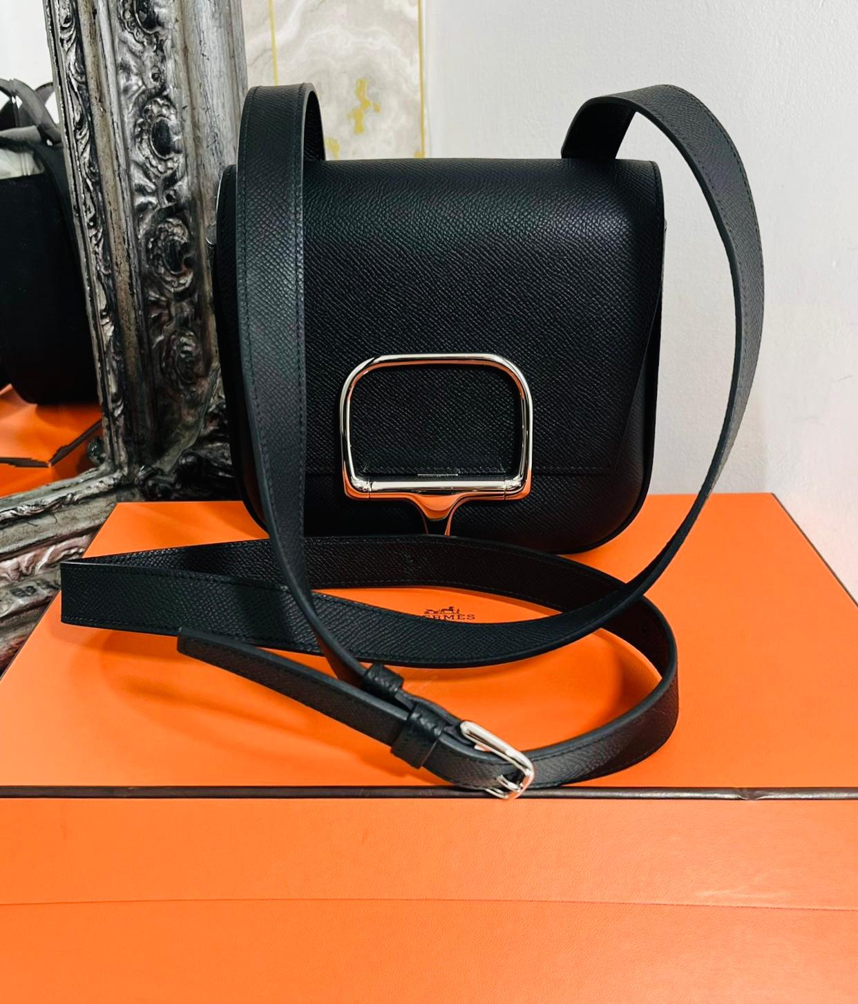 Brand New - Hermes Della Cavalleria Mini Epsom Leather Bag

Black, structured crossbody bag detailed with palladium plated clasp in the shape of half a Verdun horse bit, hugging the curve of the leather.

Featuring front flap, wide, adjustable