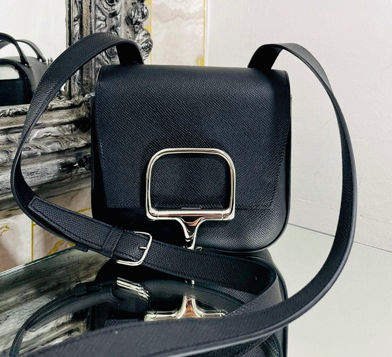 Brand New - Hermes Della Cavalleria Mini Epsom Leather Bag

Black, structured crossbody bag detailed with palladium plated clasp in the shape of half a Verdun horse bit, hugging the curve of the leather.

Featuring front flap, wide, adjustable