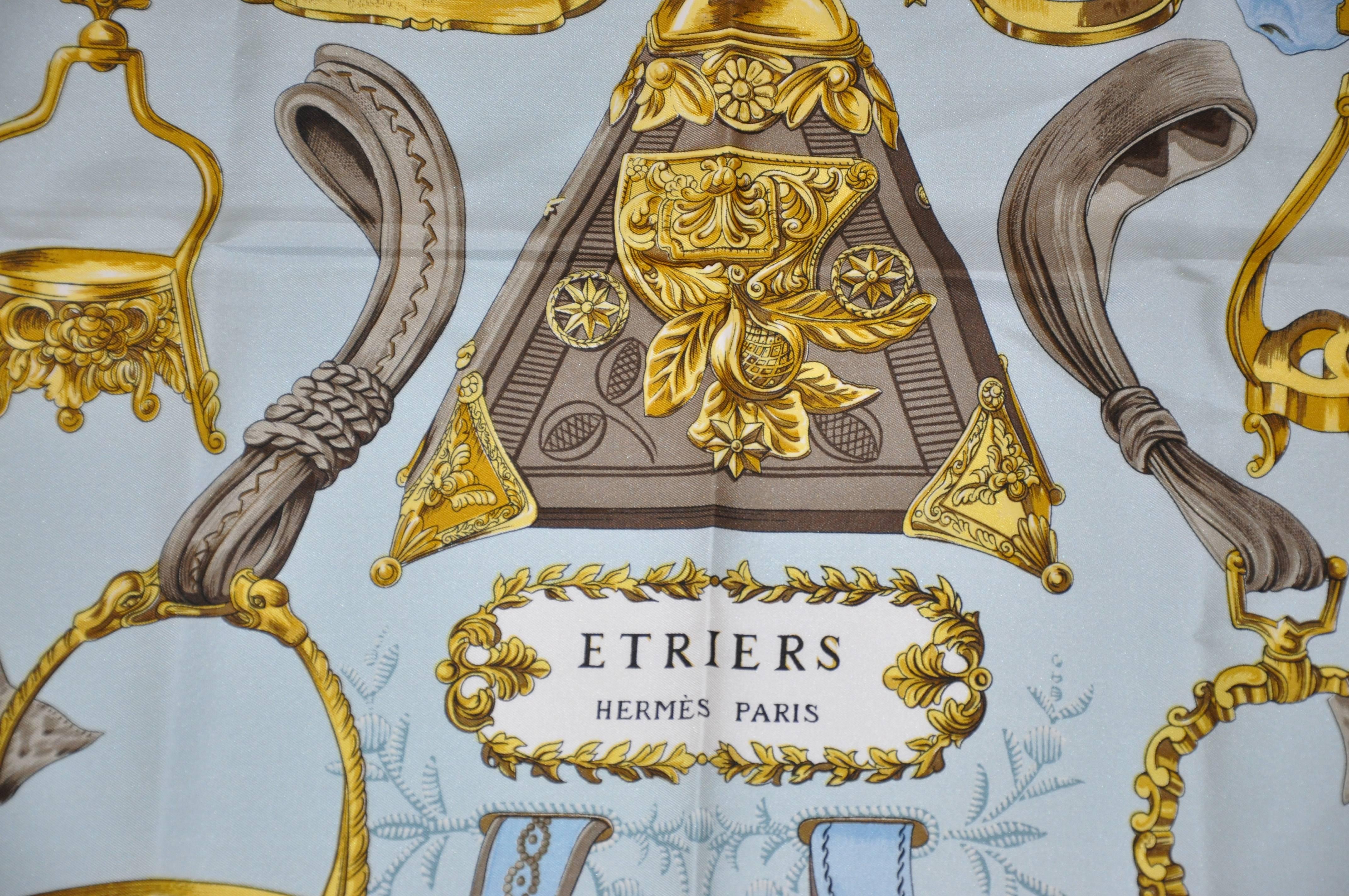        Echarpe en jacquard de soie Hermès merveilleusement détaillée et élégante, conçue par de la Perrière. L'écharpe en jacquard de soie 