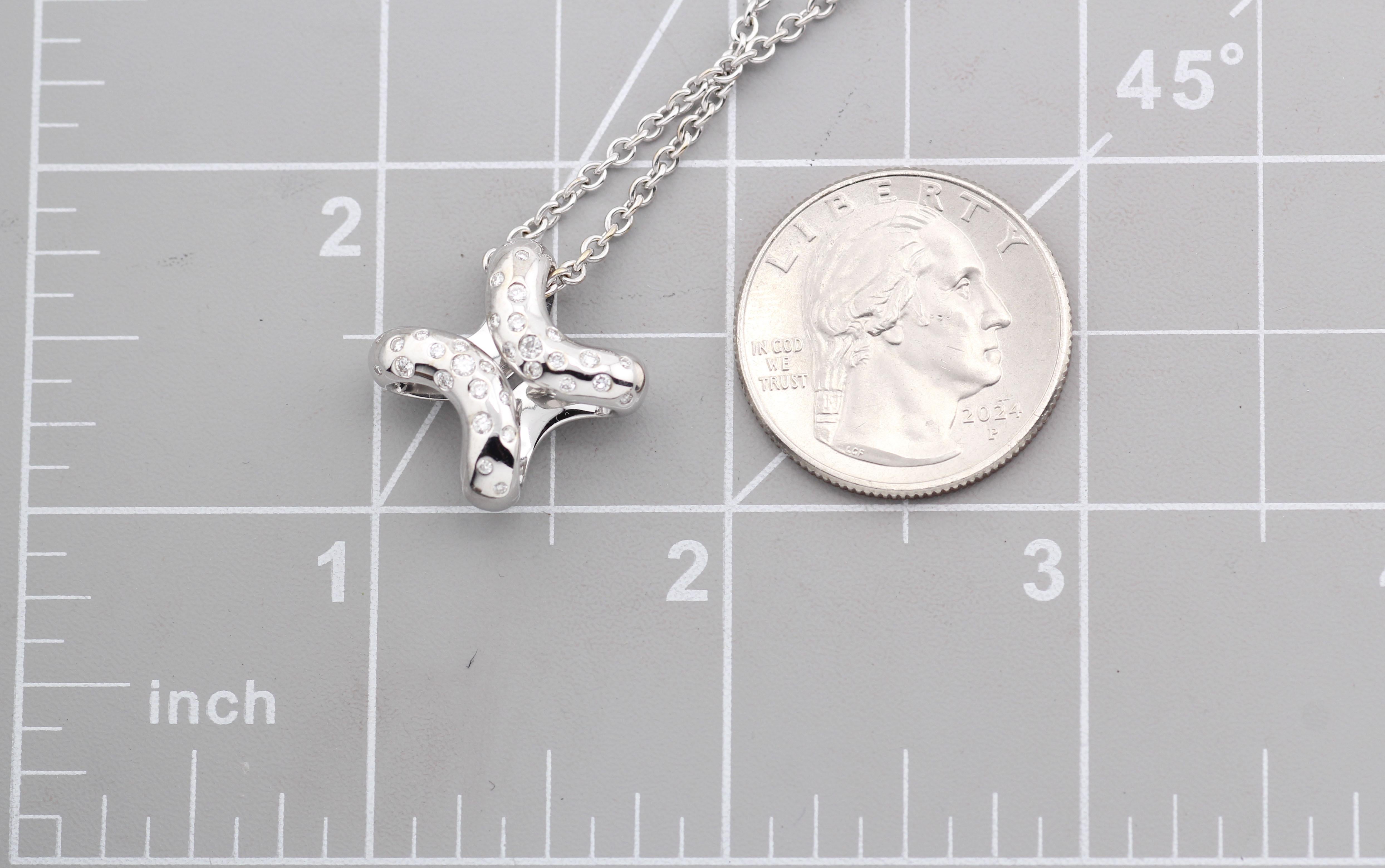 Expression raffinée de l'élégance moderne, ce collier Hermès est une interprétation lumineuse d'un symbole intemporel. 

Réalisé en or blanc 18 carats poli, le design présente une croix tridimensionnelle sculpturale, chaque bras étant de longueur