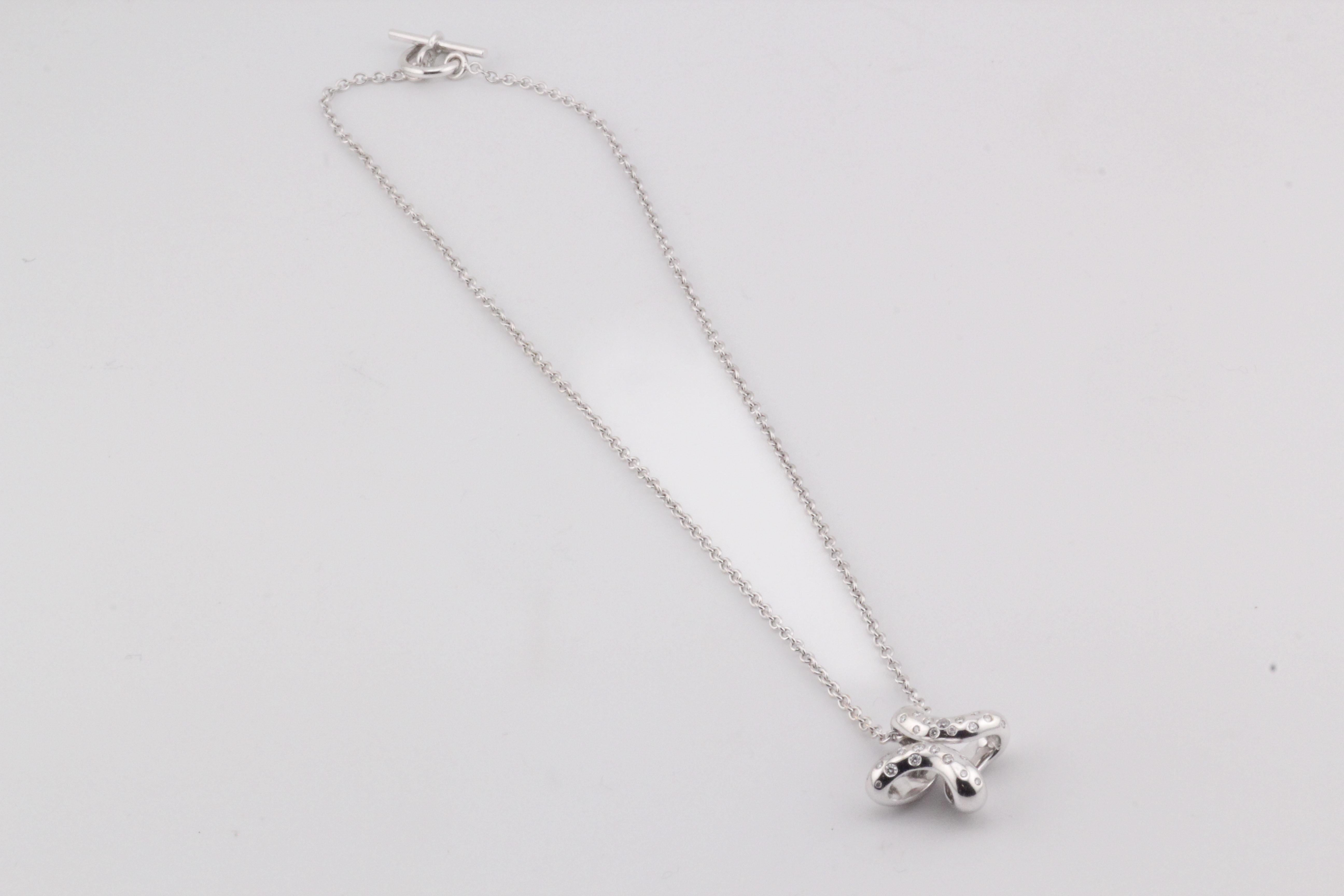HERMES Collier Croix en or blanc 18k avec diamants Bon état - En vente à Simpsonville, SC