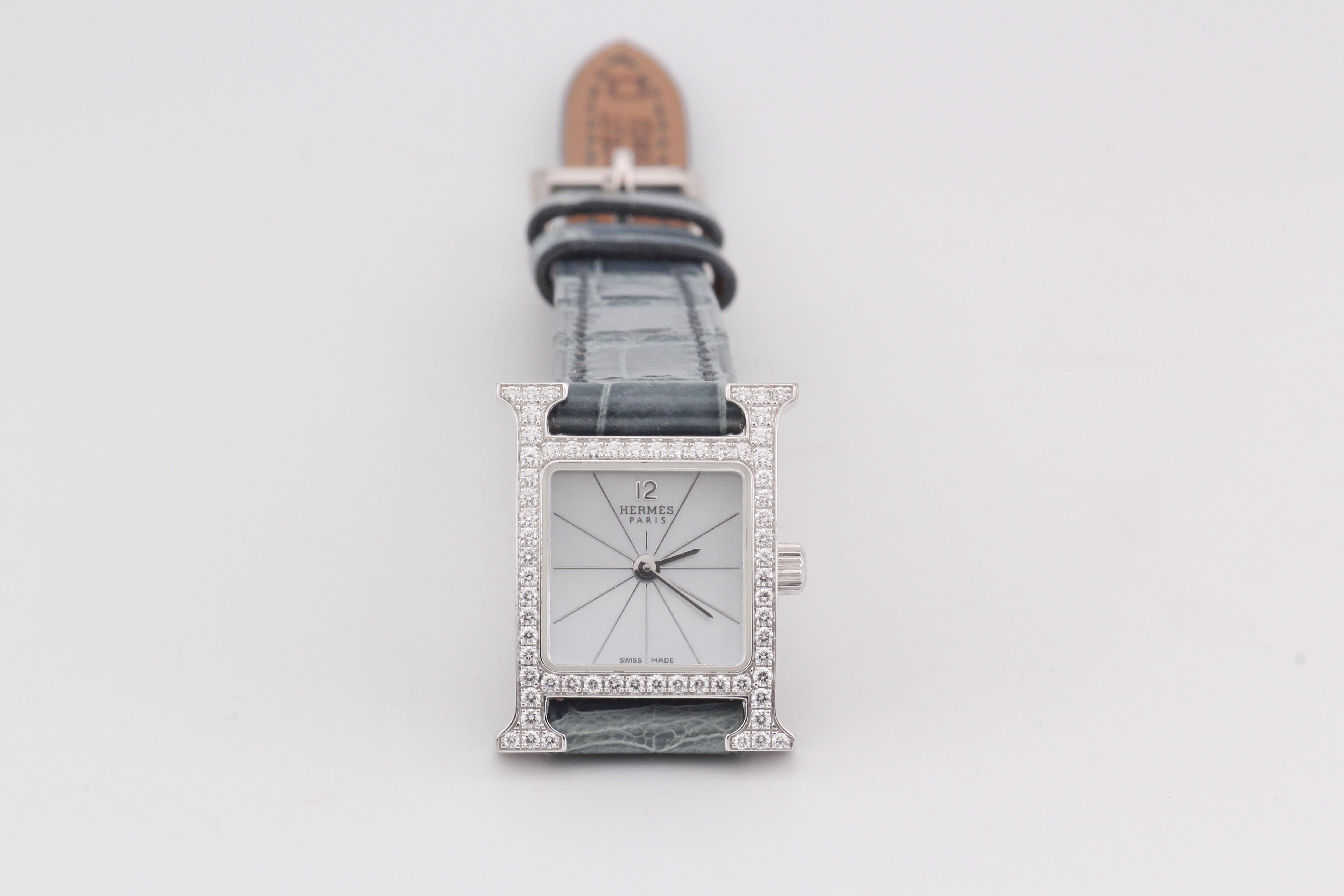 Emblema intemporal de la estética Hermès, el reloj H Heure transforma una sola letra en un icono de elegancia. Elaborado en oro blanco de 18 quilates, este refinado reloj encarna la maestría de la maison tanto en diseño como en artesanía.

La