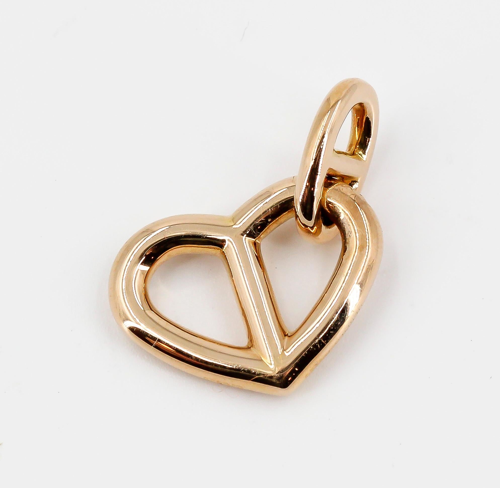 Elegant diamond and 18K rose gold heart shaped charm or pendant by Hermes. Features a single high grade round brilliant cut diamond, approx. 0.05cts total weight.

Hallmarks: Hermes, reference numbers, French 18K gold assay mark, AU 750, maker's
