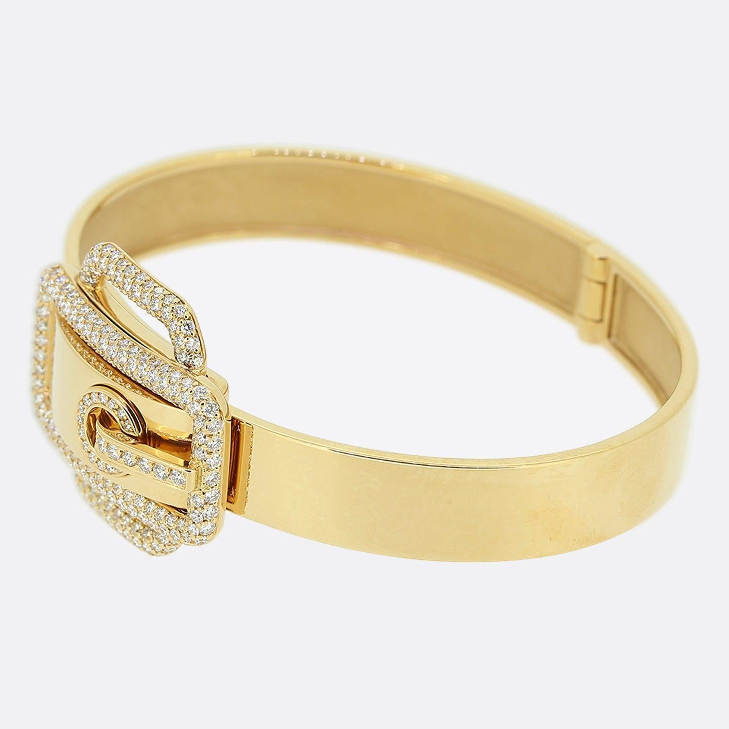 Aquí tenemos un elegante brazalete de diamantes del mundialmente conocido diseñador de lujo Hermès. Un brazalete de oro amarillo de 18 quilates muy pulido alberga un motivo de hebilla de cinturón en el centro de la cara, engastado con 270 diamantes