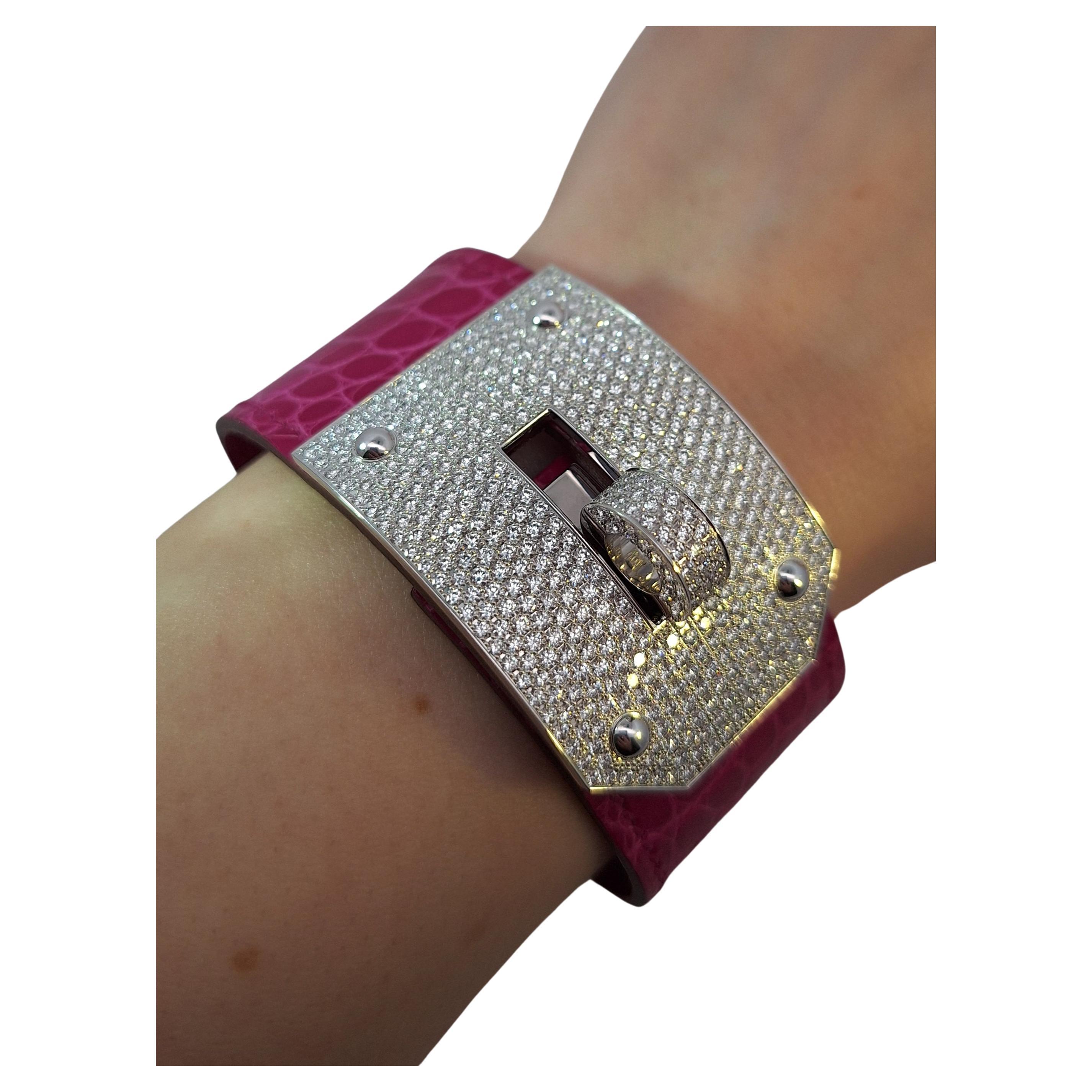 Bracelet "Kelly" d'Hermès en crocodile rose fuchsia et diamants en vente