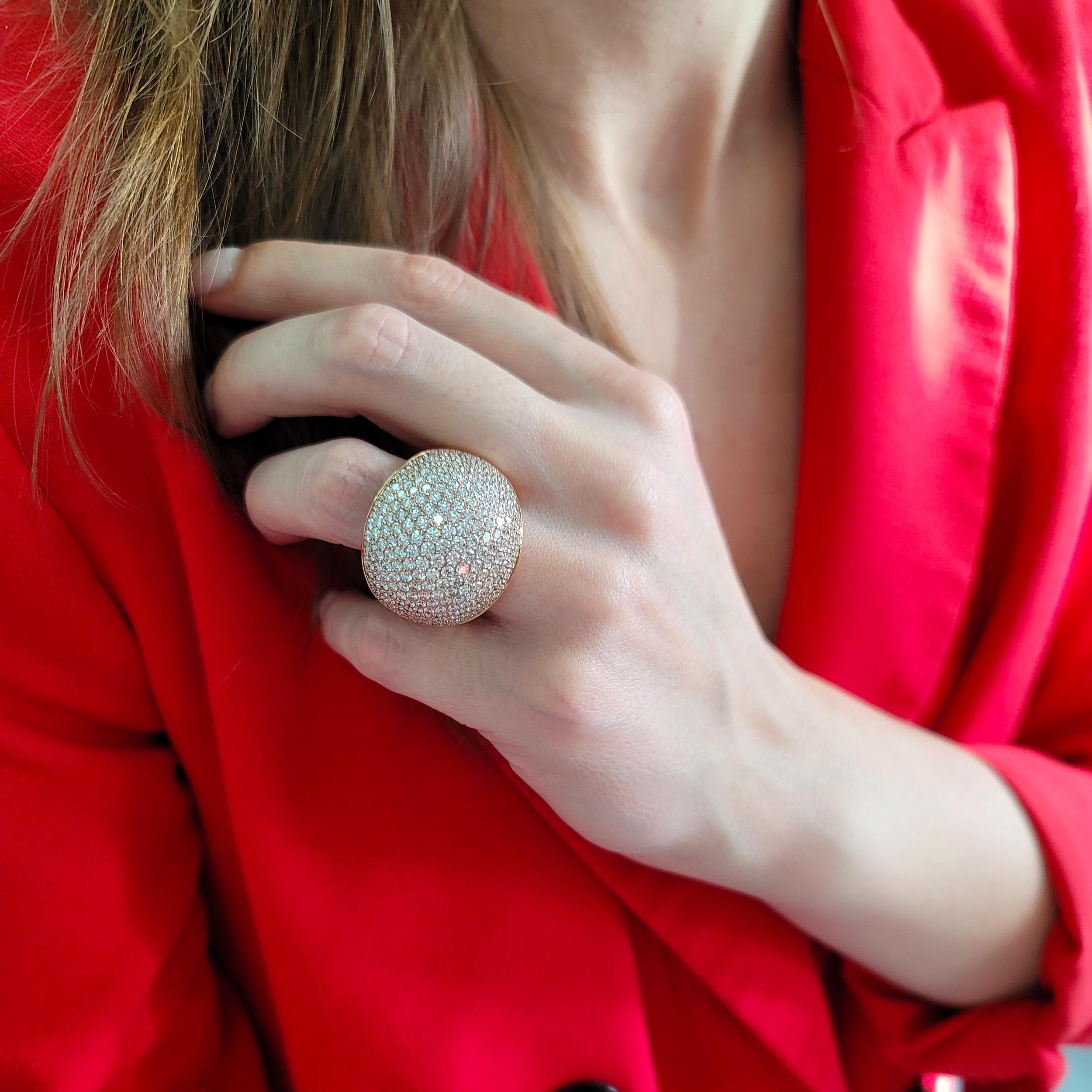 
Anello bombe con diamanti incastonati di Hermes in oro rosa e bianco 18 carati. L'anello è incastonato da 259 diamanti rotondi taglio brillante con un peso totale di 6,74 carati, colore F-G, purezza VS. Con iscrizione: AU750, 20AP057328, Hermes,
