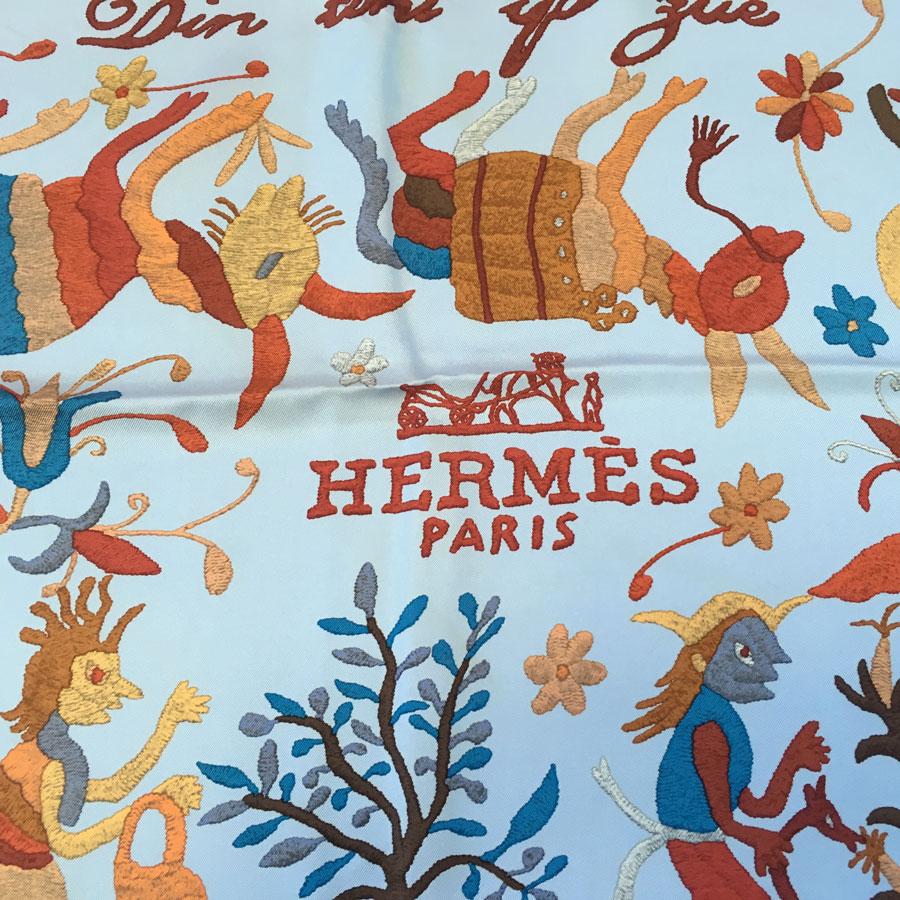 Gris Echarpe 'Din Tini Ya Zue' de HERMES en soie bleue en vente