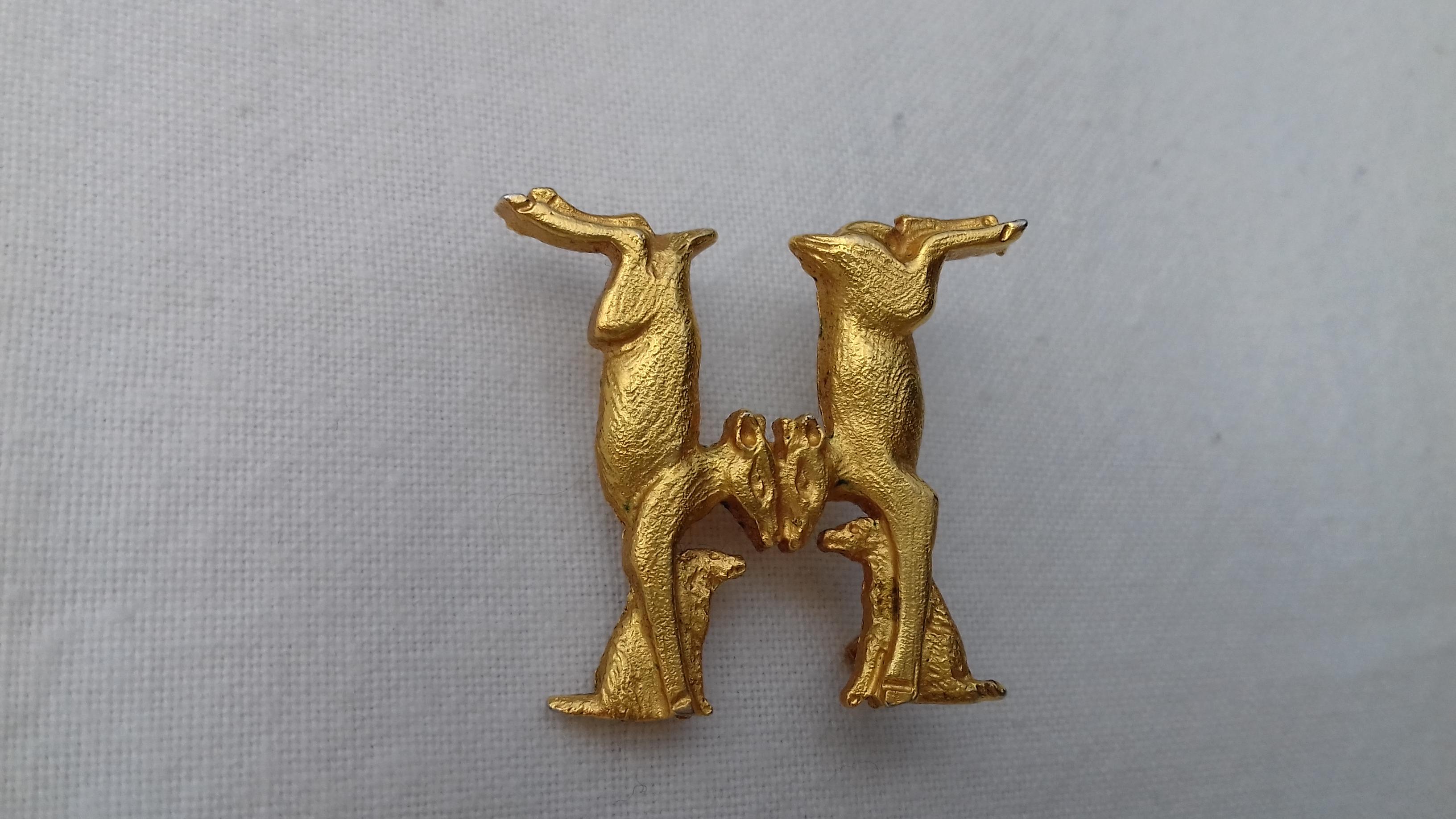 Hermès Doe and Dog Forming an H Brooch in Golden Metal  Damen