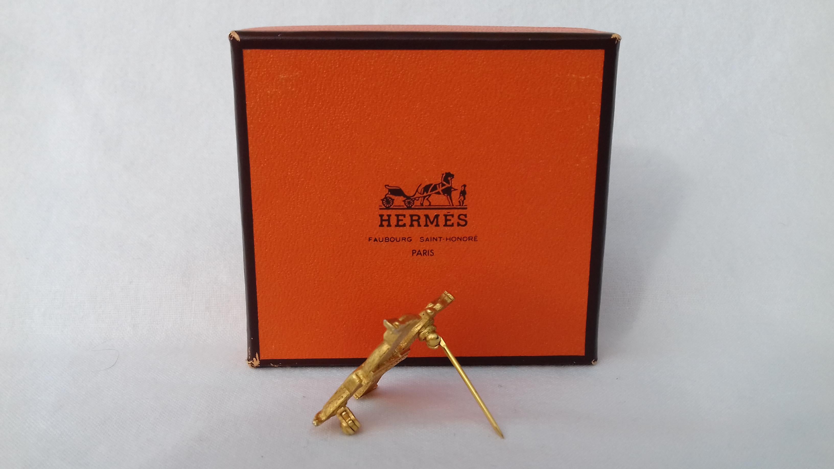 Hermès Doe and Dog Forming an H Brooch in Golden Metal  2
