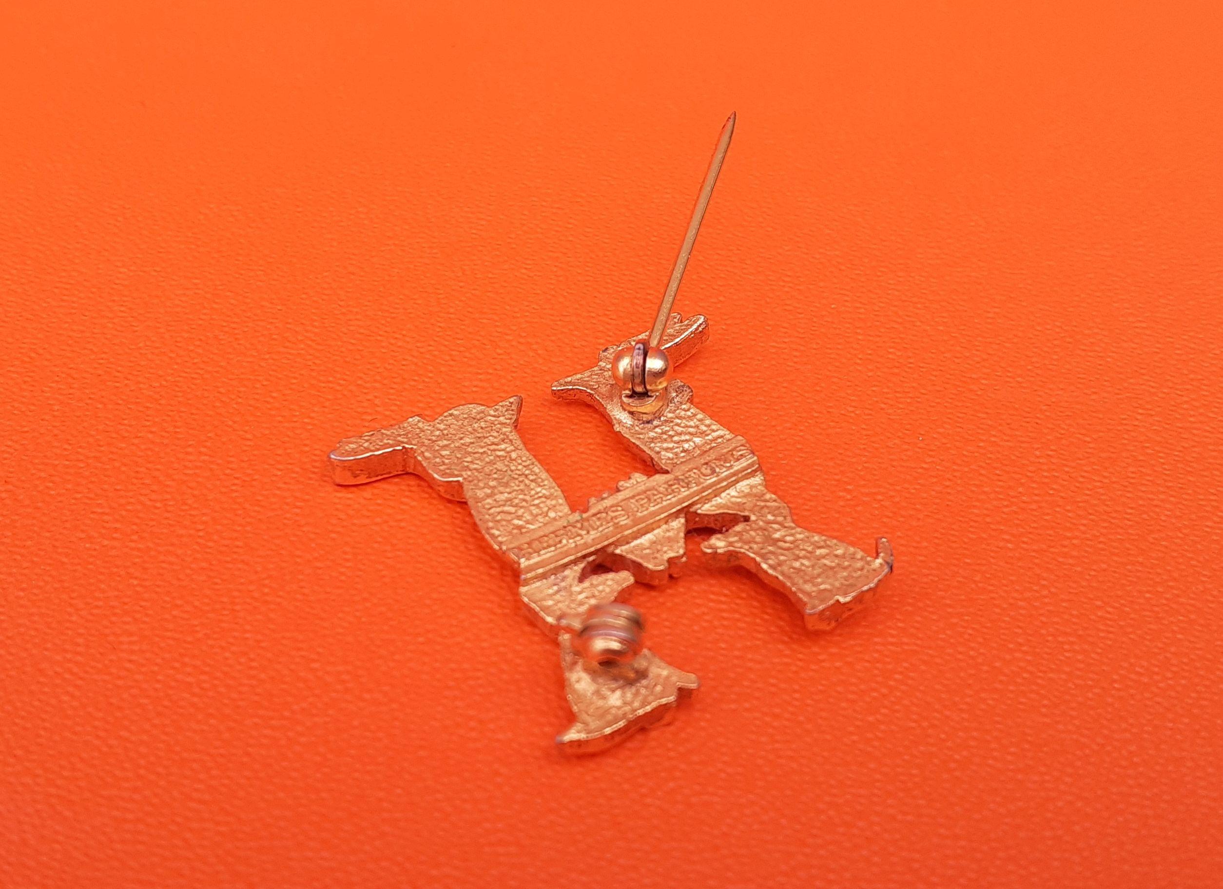 Hermès Doe and Dog Forming an H Brooch in Golden Metal  7