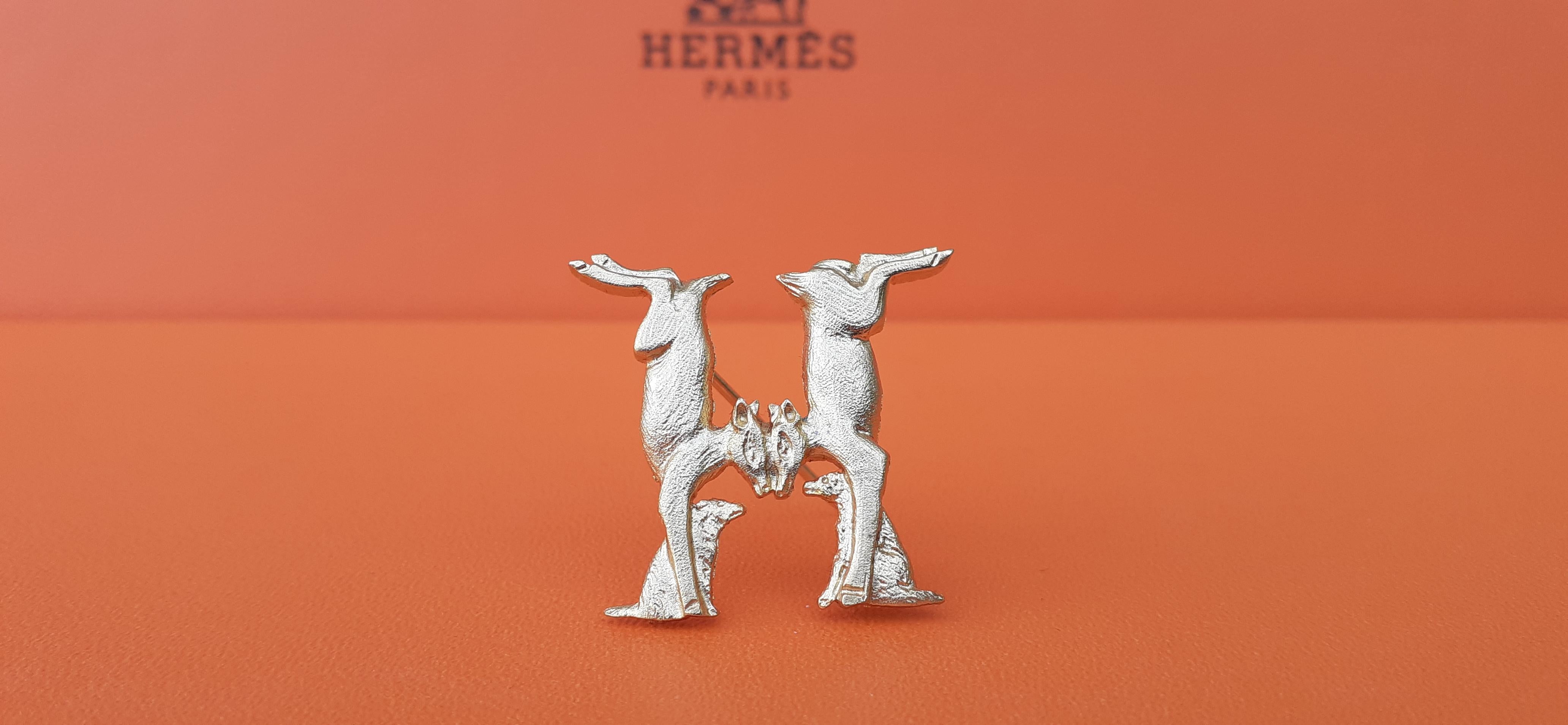 Hermès Hunde und Hunde, die ein H formen Brosche in goldenem Metall  im Angebot 7