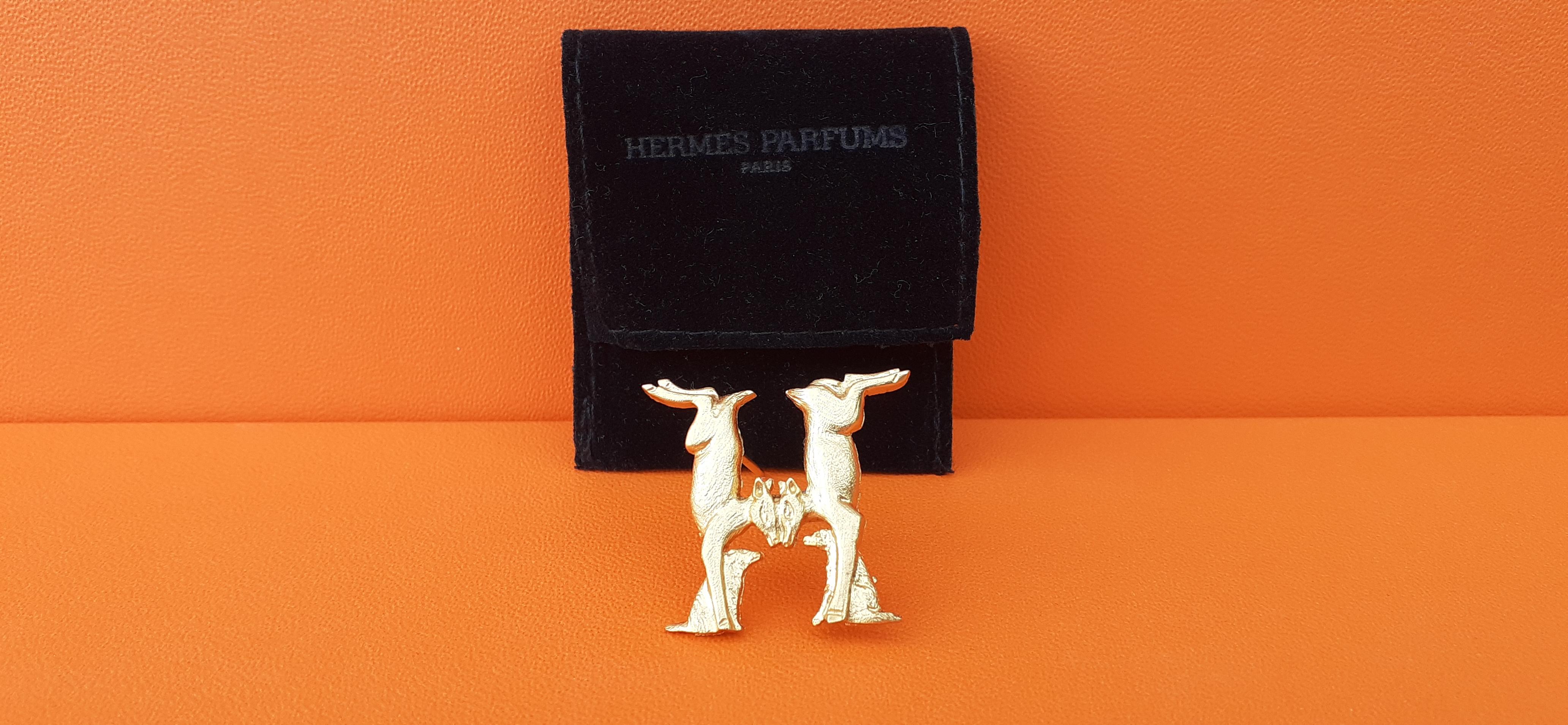 Hermès Hunde und Hunde, die ein H formen Brosche in goldenem Metall  im Angebot 8