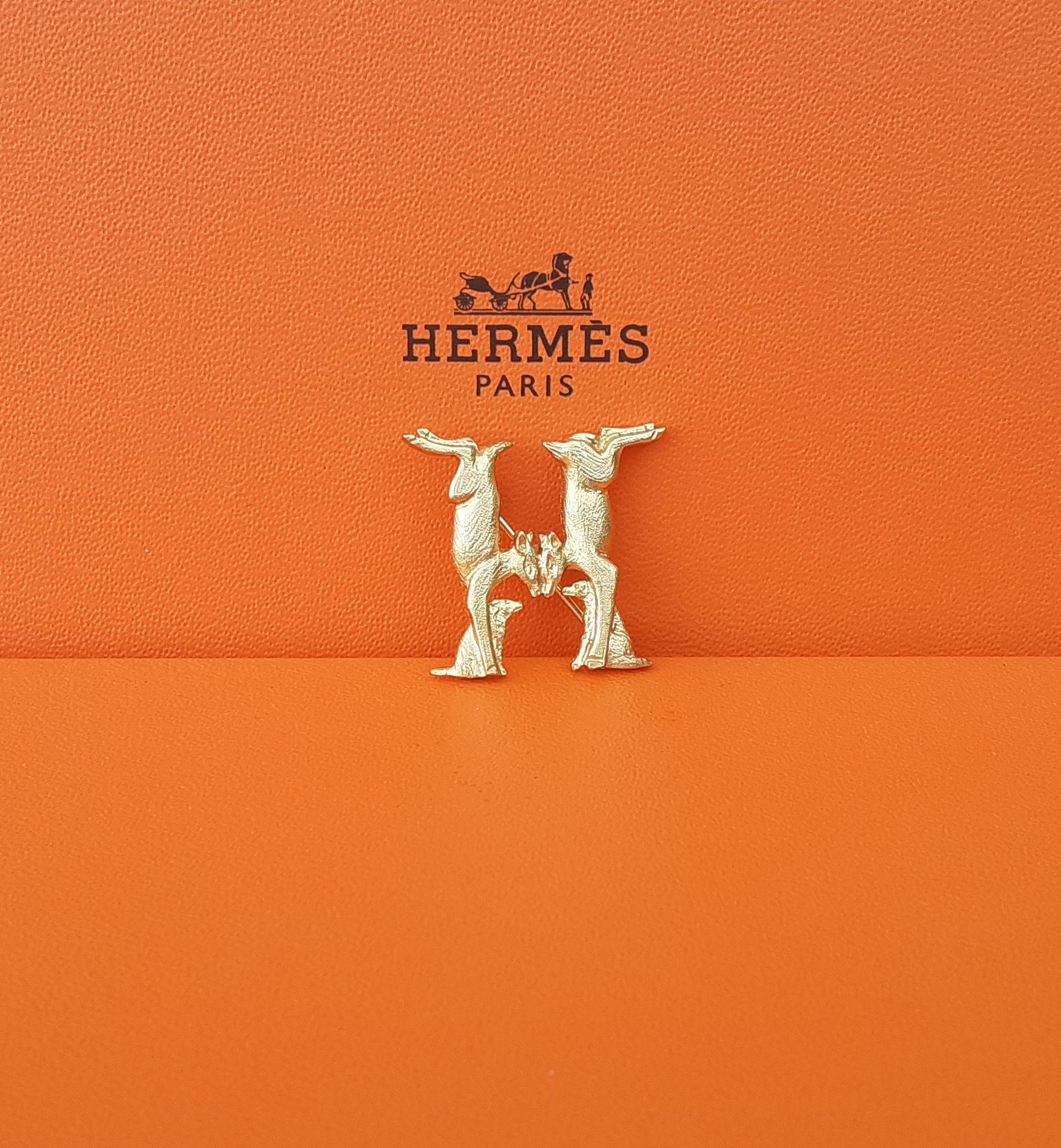 Hermès Hunde und Hunde, die ein H formen Brosche in goldenem Metall  Damen im Angebot