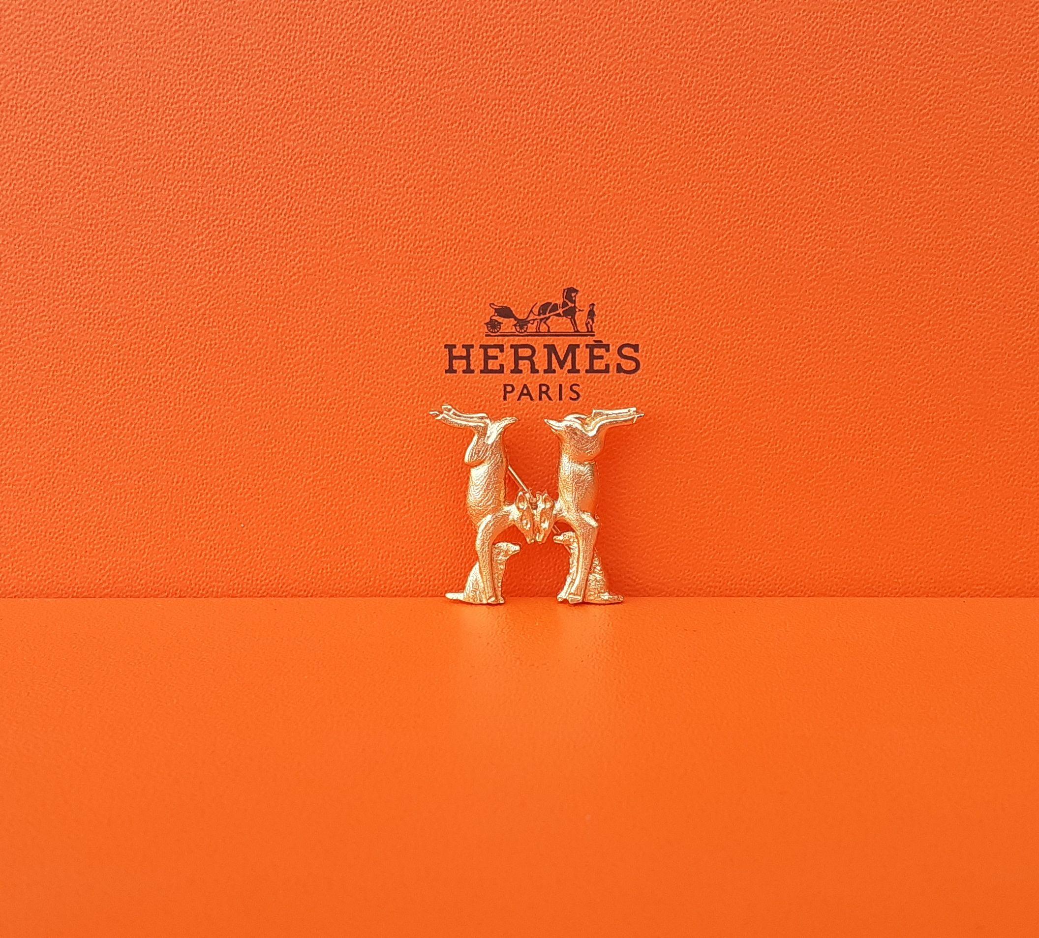 Hermès Hunde und Hunde, die ein H formen Brosche in goldenem Metall  im Angebot 1