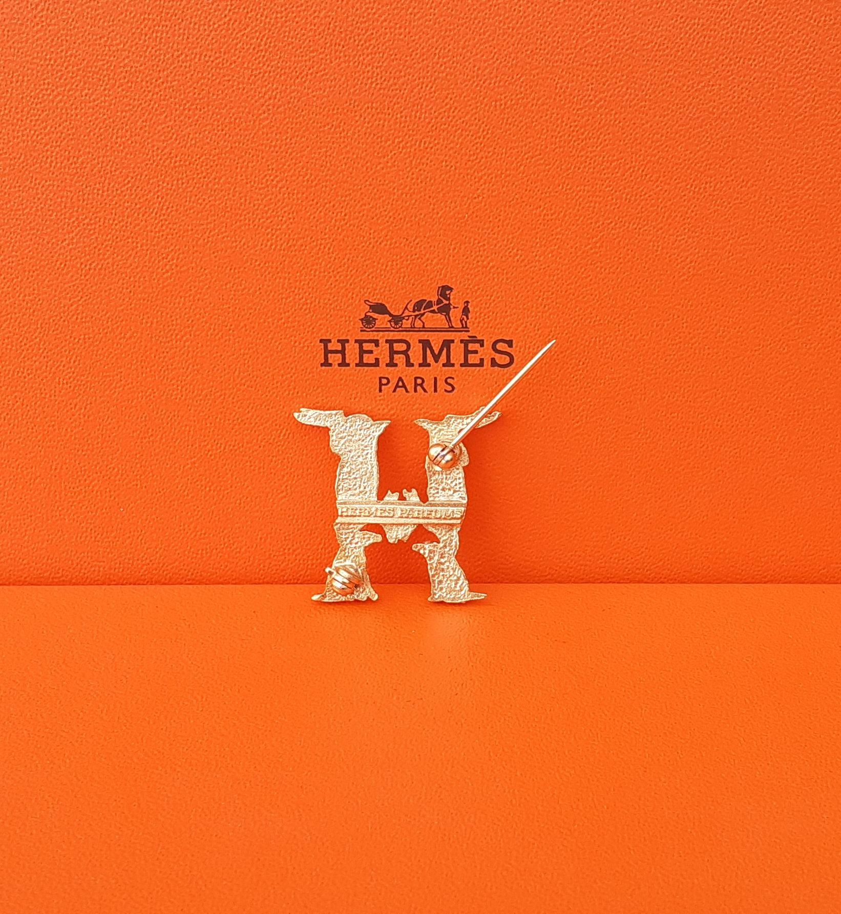 Hermès Hunde und Hunde, die ein H formen Brosche in goldenem Metall  im Angebot 4