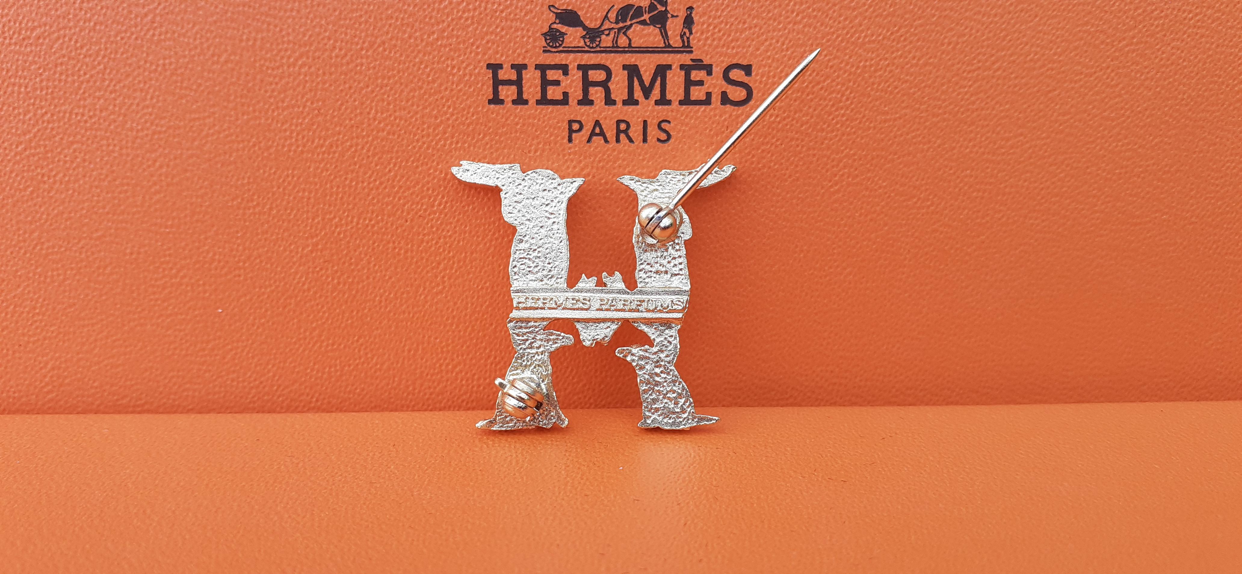 Hermès Hunde und Hunde, die ein H formen Brosche in goldenem Metall  im Angebot 5