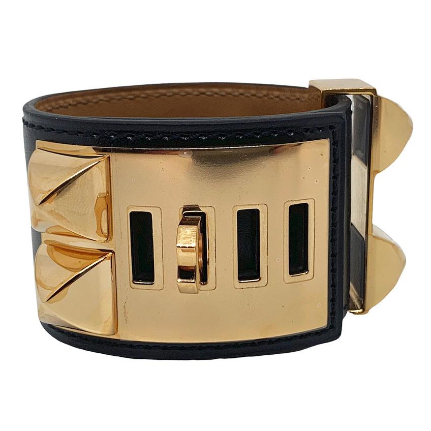 The cuff is from Maison HERMES. An essential and timeless model of the brand. It represents a dog collar here in black calfskin (box), studded in pink gold metal with fine gold.
The cuff is like new because it has never been worn. The letter X