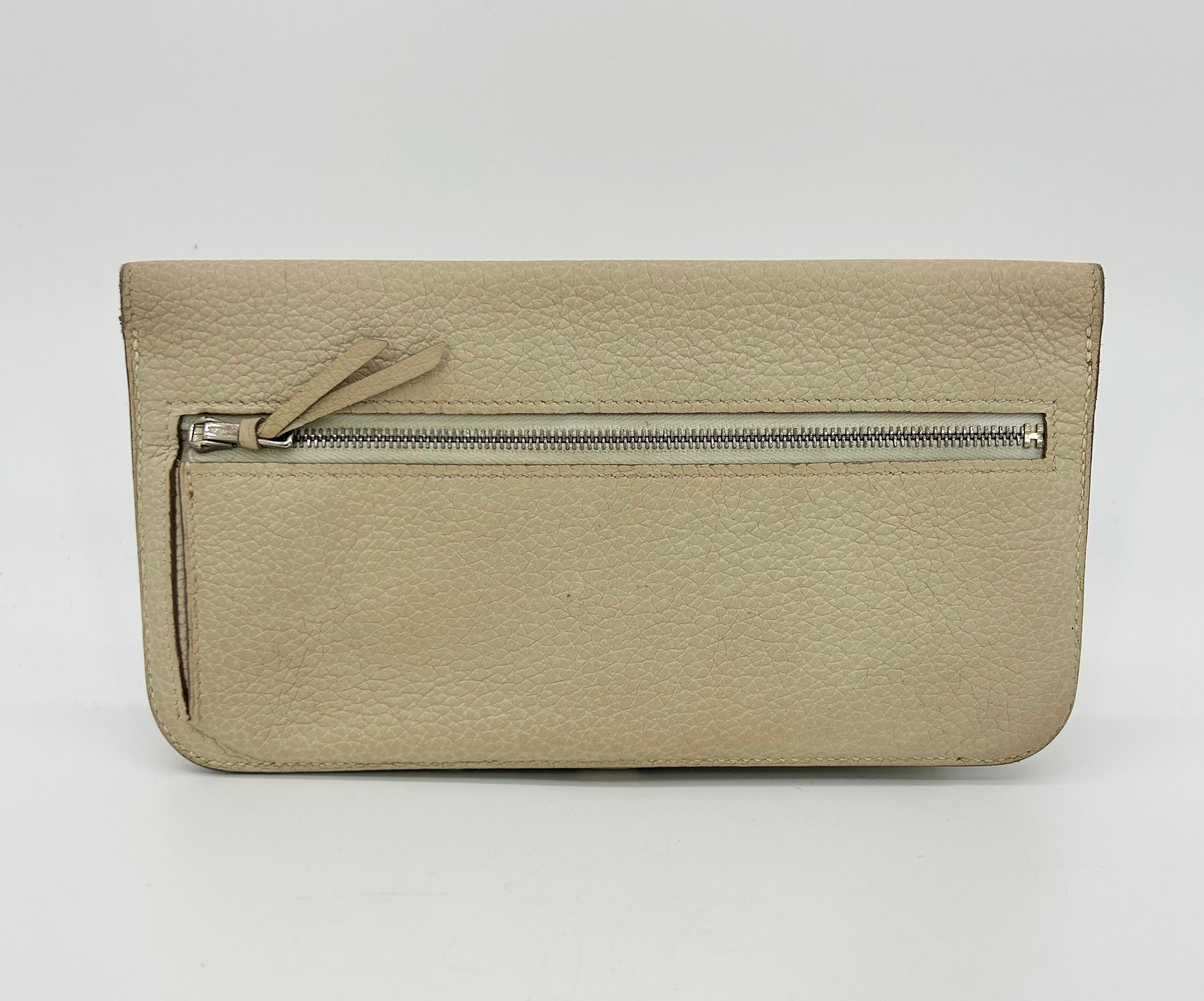 Hermes Dogon Beige Clemence Billetera de cuero Bi Fold en buen estado. Exterior de piel clemencia beige cremoso ribeteado con herrajes de paladio plateado en el característico diseño de cartera Dogon. Herrajes de plata grabados con el logotipo de