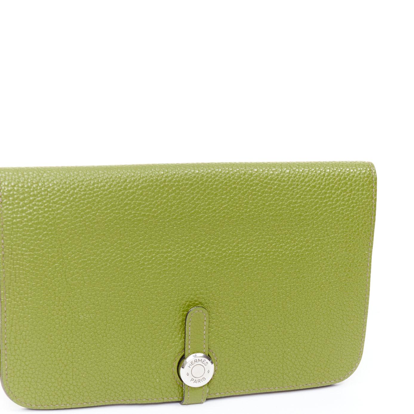 HERMES Dogon Duo vert togo cuir PHW boucle à travers long portefeuille
Référence : NILI/A00105
Marque : Hermès
Modèle : Dugon Duo
MATERIAL : Cuir, métal
Couleur : vert, argent
Motif : Solide
Fermeture : Looping
Doublure : Cuir vert
Détails