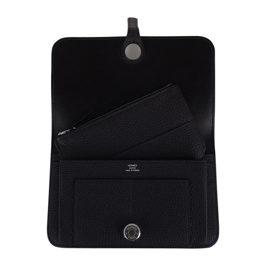 Mightychic offers an Hermes Dogon Duo Wallet featured in Black.
Supple Togo leather accentuated with Palladium hardware.
Clou de Selle closure.
The wallet has 5 Credit card slots, 3 pockets and a removeable change purse with zipper.
Comes with
