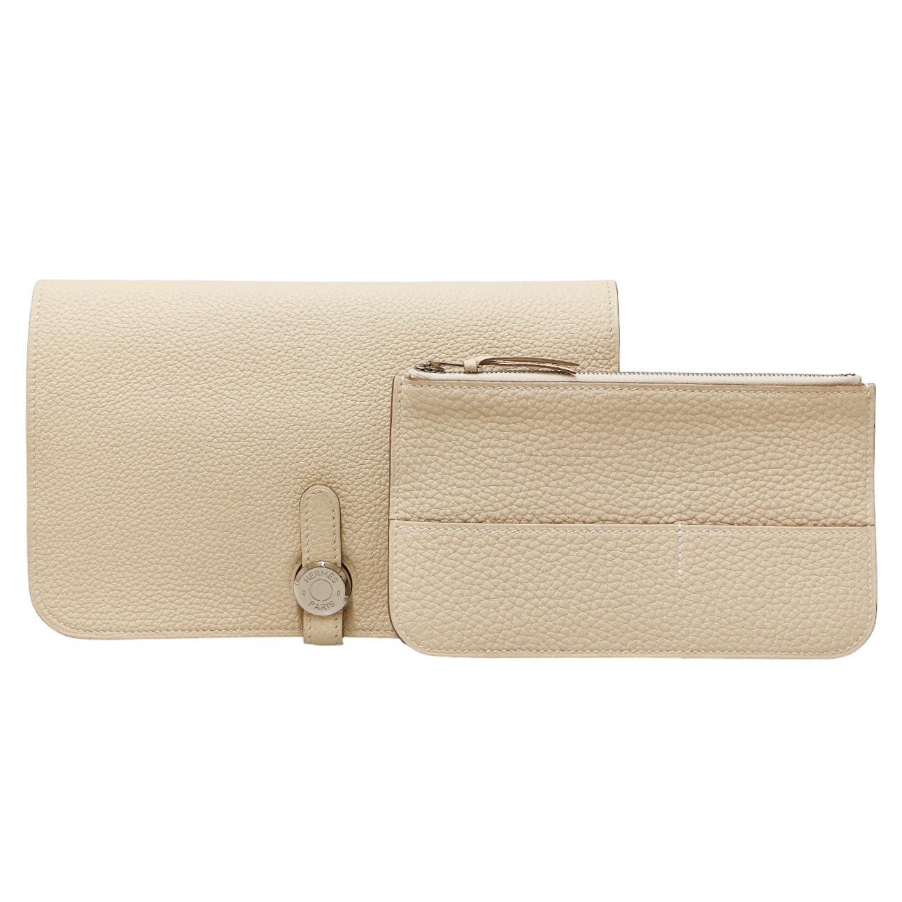 Amazing HERMES Dogon Duo leather togo wallet
Condition : never worn
Made in France
Collection : wallet
Sex : unisex
Material: togo leather
Interior: smooth lambskin lining
Color: chalk
Dimensions: 20.1 x 12.5 x 0.4 cm
Letter: B B
Year:
