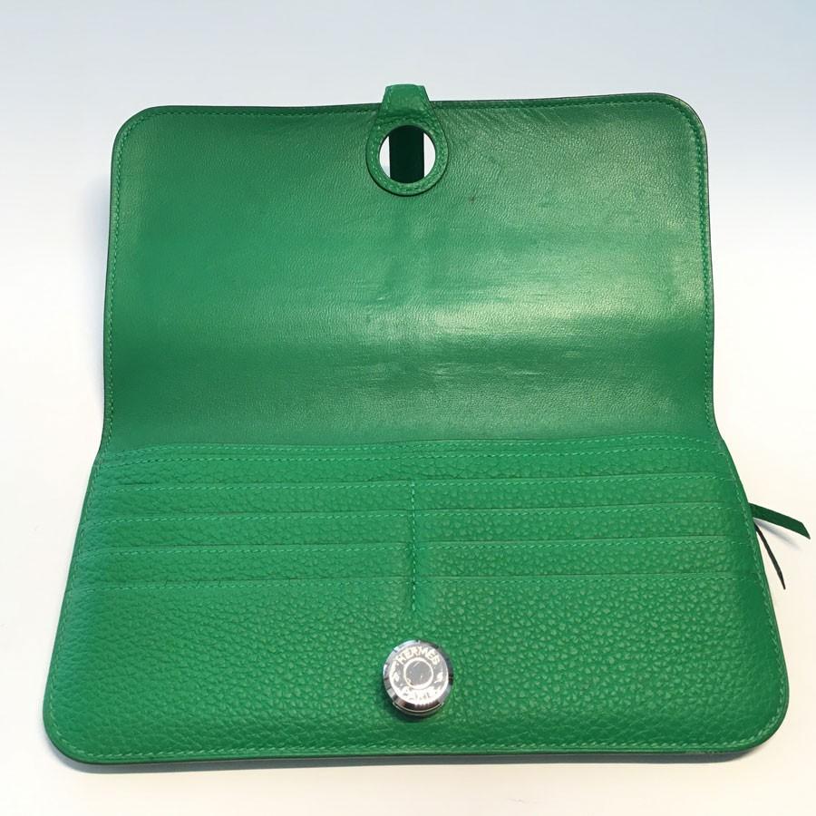 Hermes Dogon wallet in green togo leather. The wallet sold as is (see pictures) without the removable purse. In very good condition. Closing with the famous Clou de Selle clasp. A zippered back pocket. 8 credit card slots and 2 large slots for