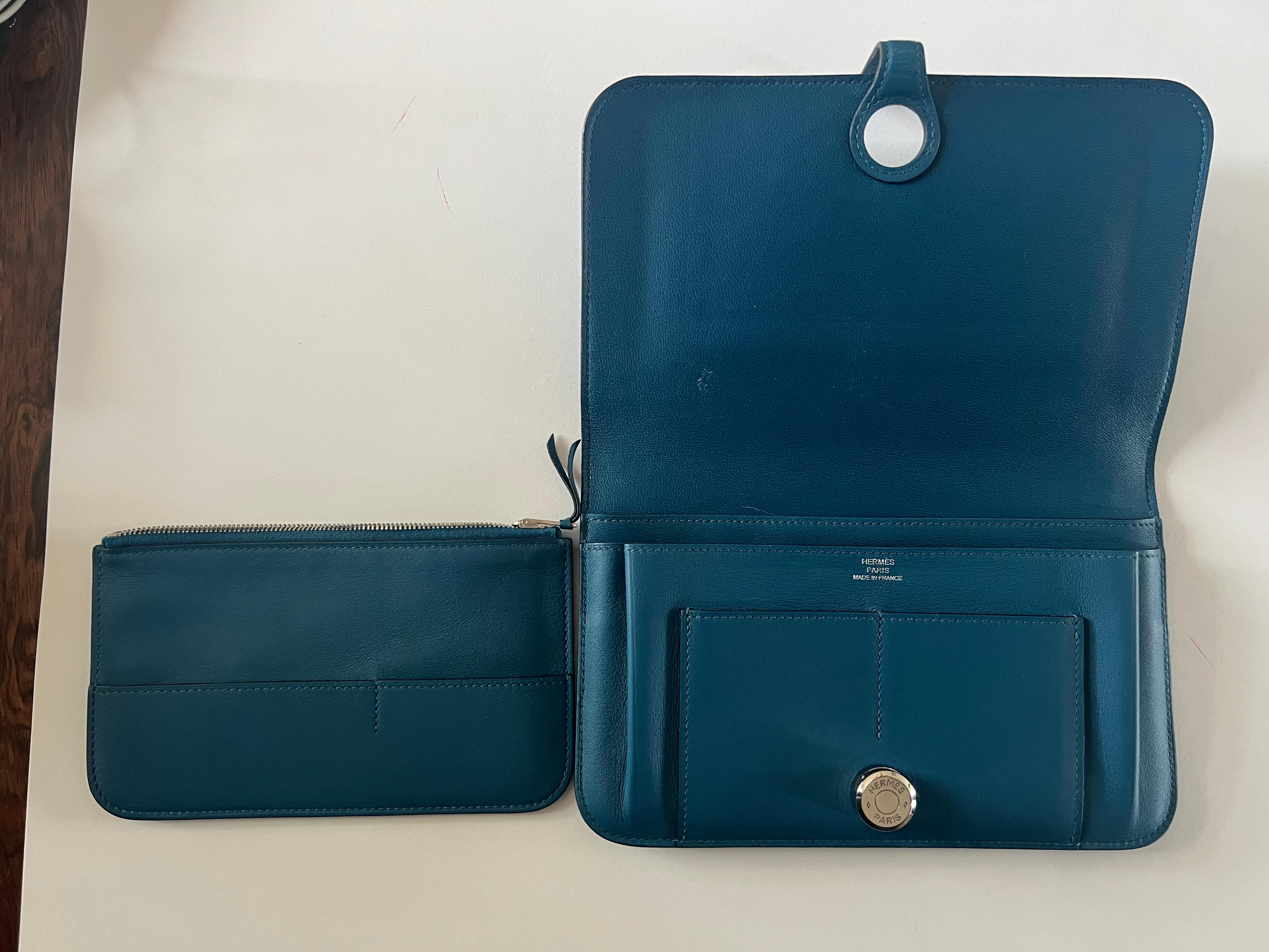 Hermès Dogon Brieftasche in Jeans Blau, Swift Leder. 
Dieses kultige Portemonnaie wird nicht mehr von Hermès hergestellt und ist ein Vintage-Schmuckstück. 
Es ist in sehr gutem Zustand. Kaum benutzt, kein Ausbleichen, keine tiefen Kratzer, keine
