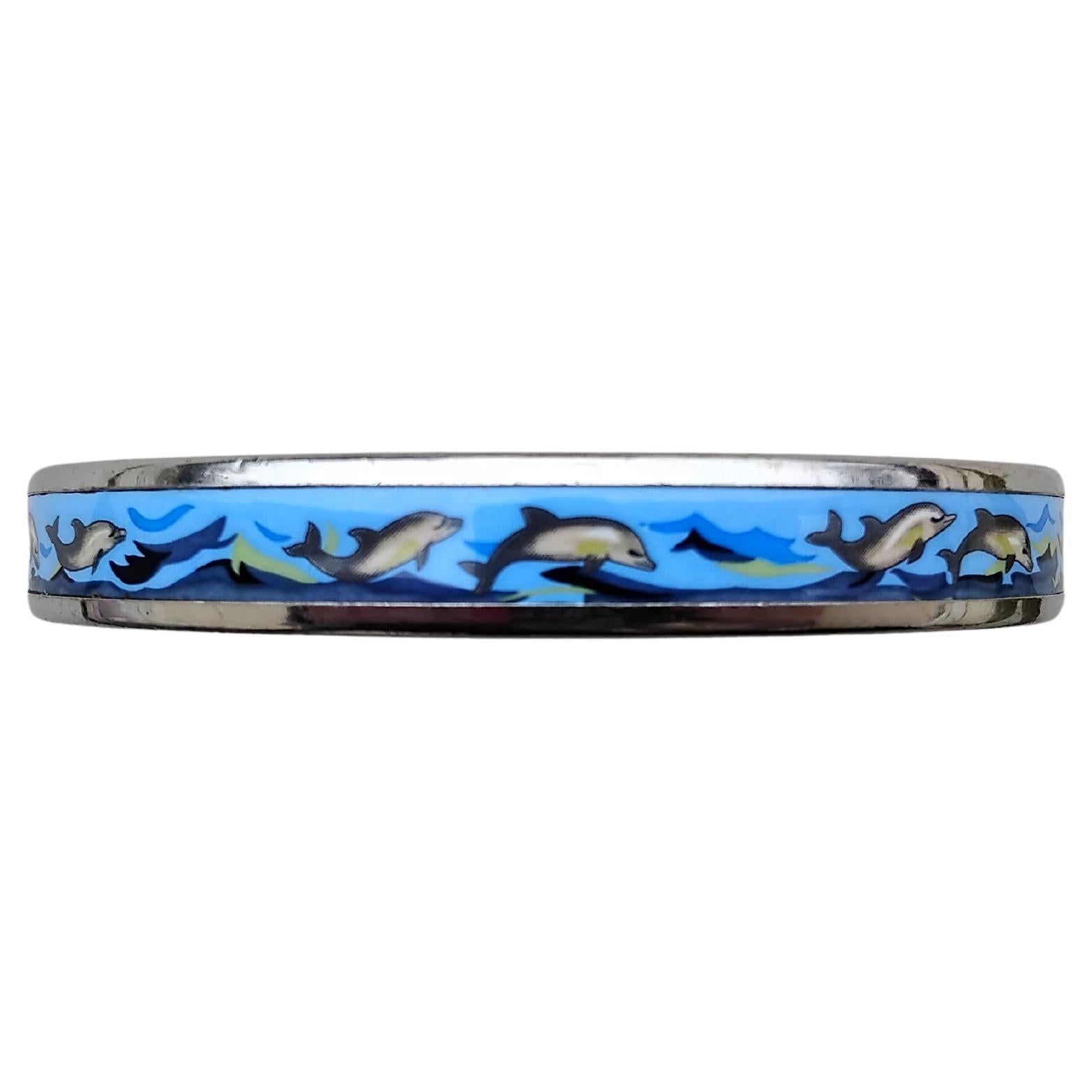 Preciosa pulsera Hermès auténtica

Imprime: Delfines en el mar azul

Entre los brazaletes Hermès más raros 

Fabricado en Austria + C

De ardware esmaltado y chapado en paladio (tono plateado)

Colores: azul cielo, azul, gris, amarillo

