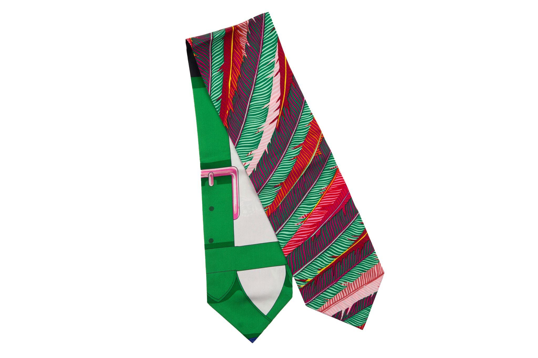 Hermès Double Face Silk Feathers Ascot In Excellent Condition For Sale In West Hollywood, CA