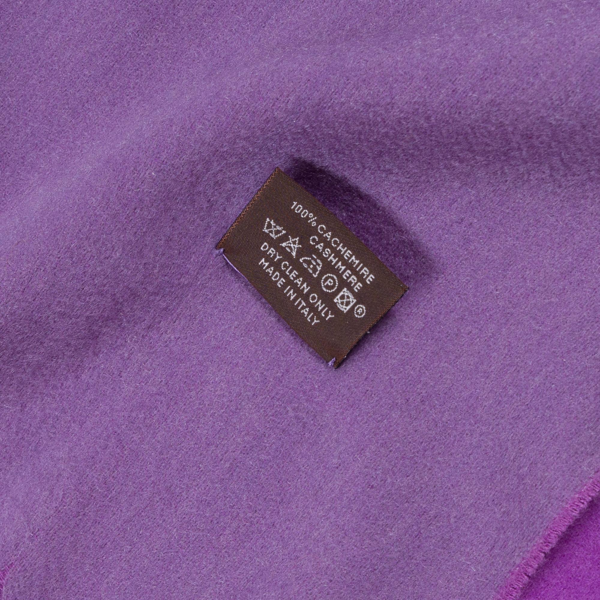 Hermès double-faced 100% cashmere scarf in purple In Excellent Condition For Sale In Paris, IDF