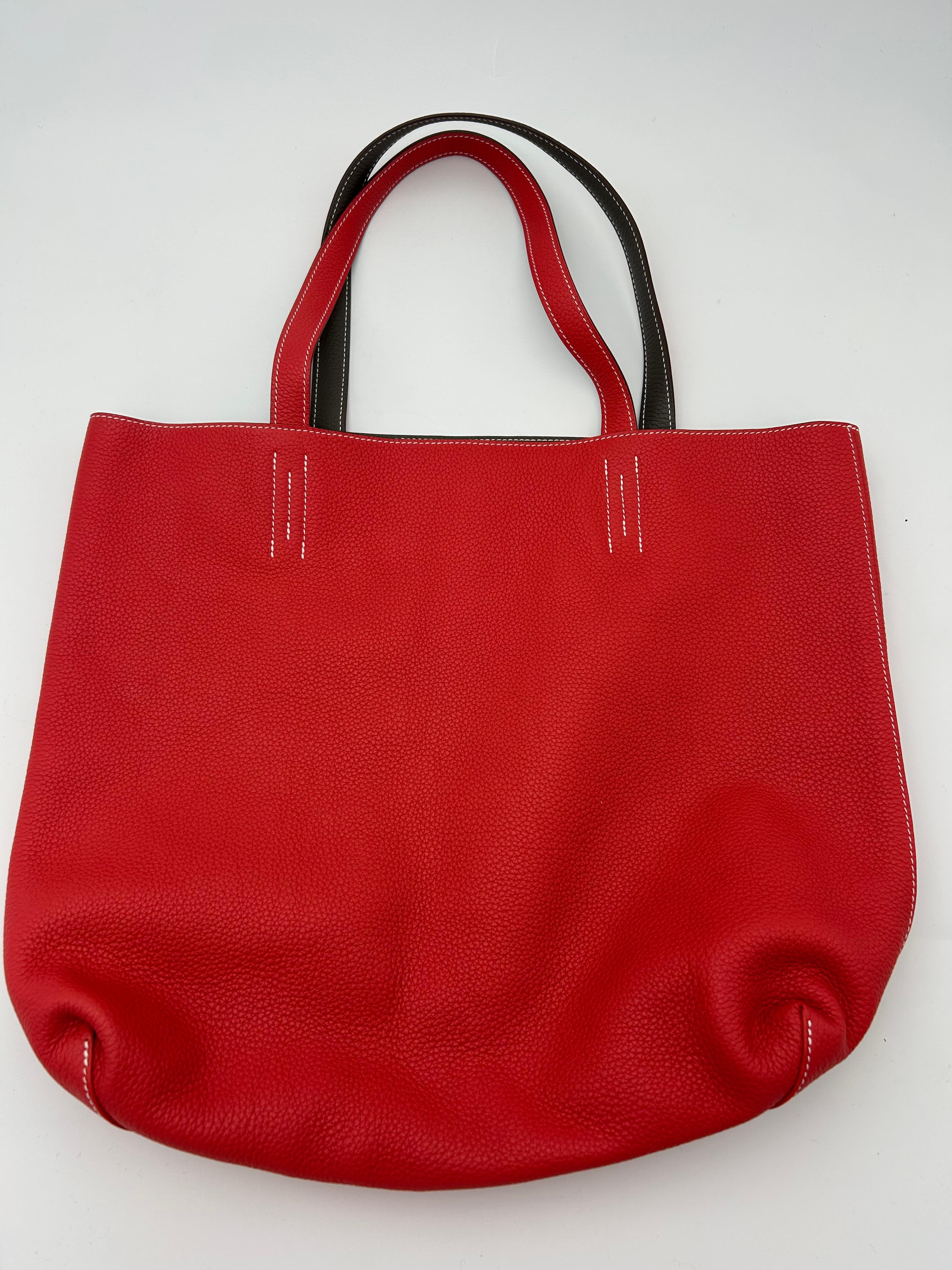 Le Double Sens 36 d'Hermès est un sac fourre-tout polyvalent et élégant lancé par Hermès en 2010. Son nom, 