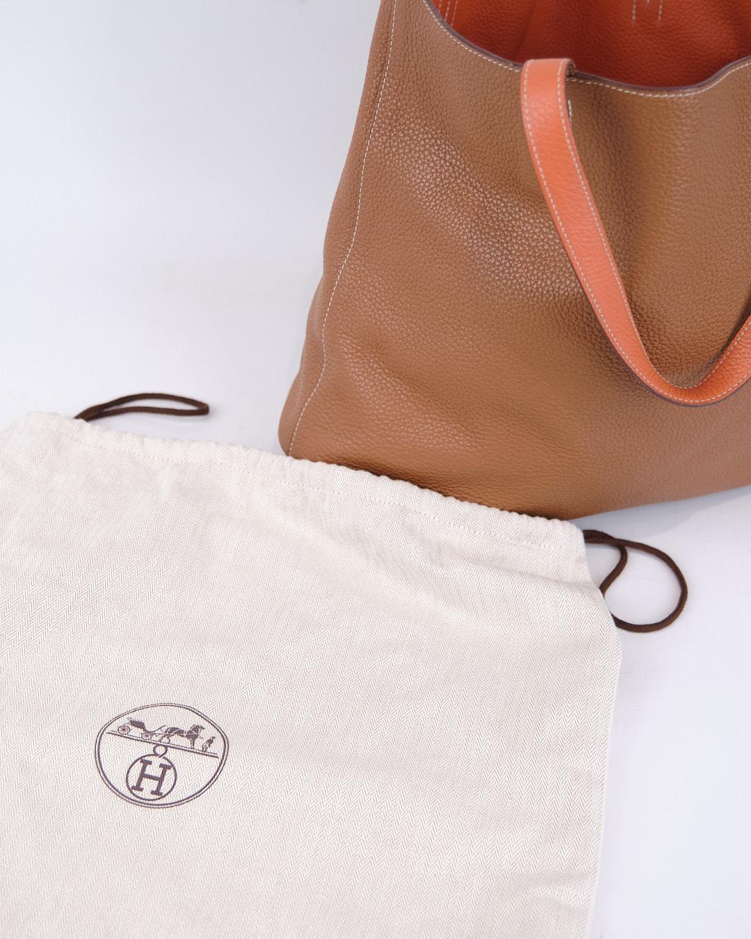 Fourre-tout Double Sens 36 en cuir Taurillon Clémence - Or et orange en vente 5