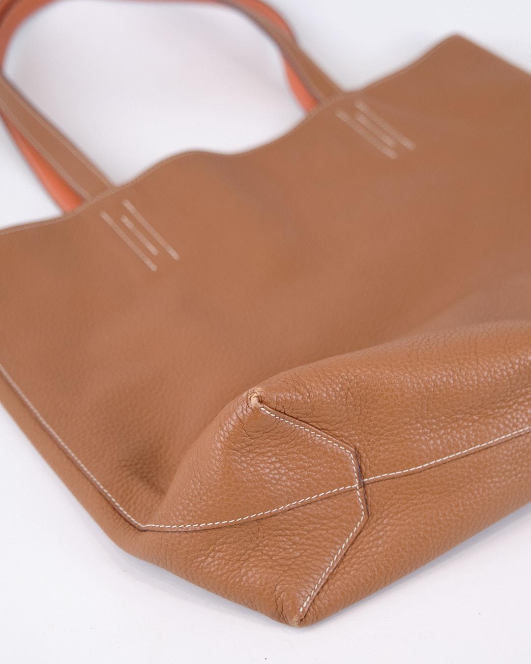 Fourre-tout Double Sens 36 en cuir Taurillon Clémence - Or et orange en vente 6