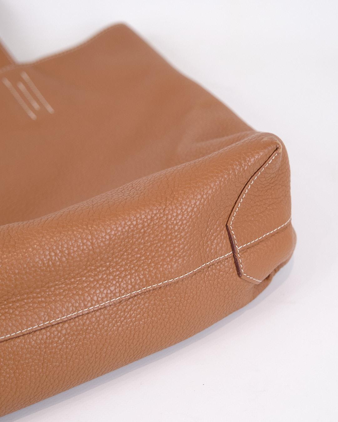 Fourre-tout Double Sens 36 en cuir Taurillon Clémence - Or et orange en vente 7