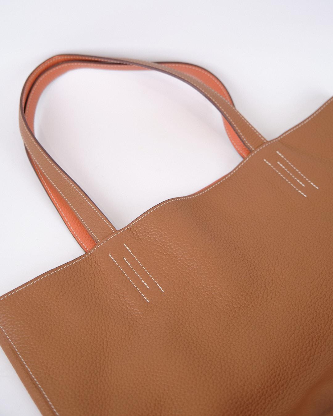 Fourre-tout Double Sens 36 en cuir Taurillon Clémence - Or et orange en vente 8