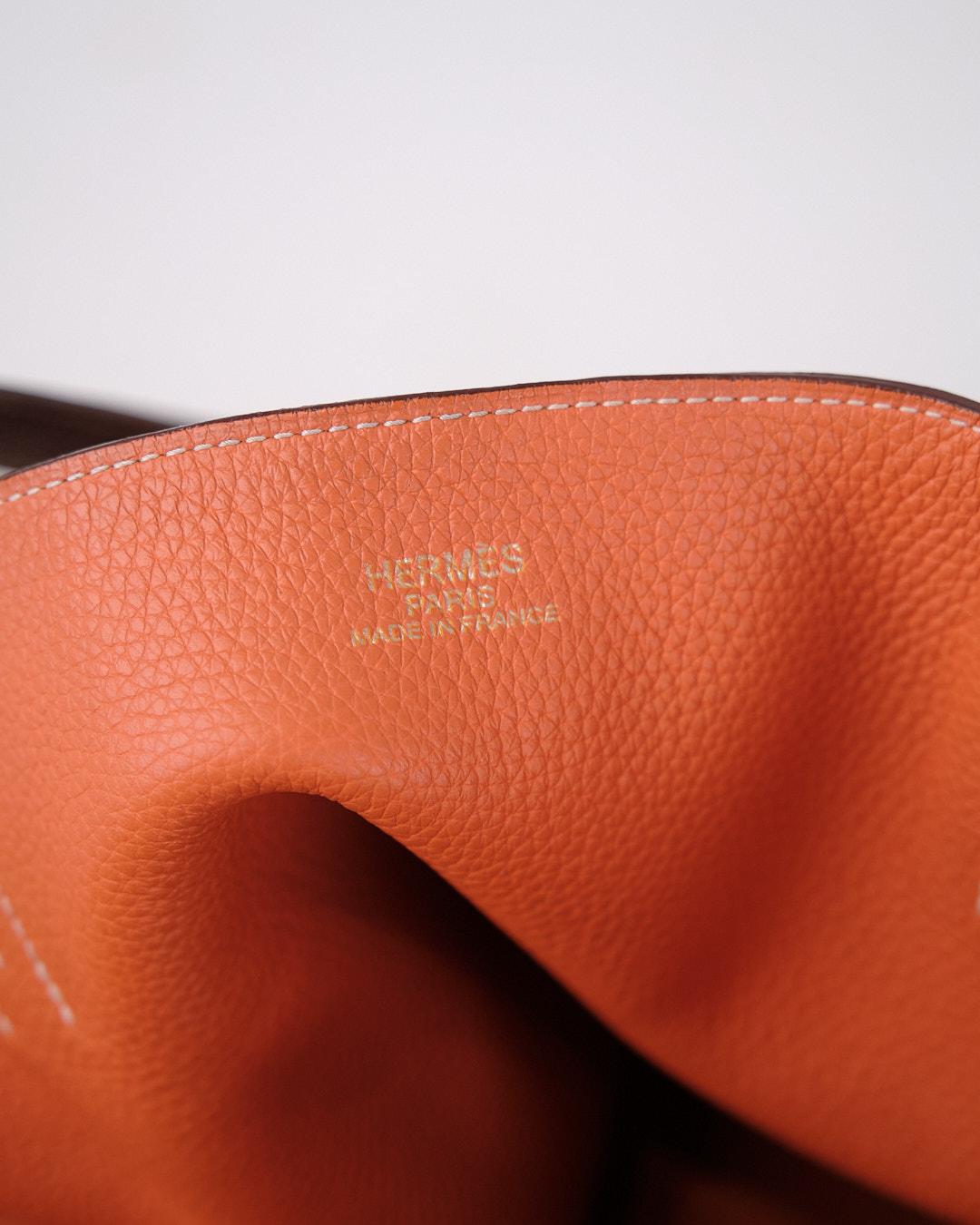 Fourre-tout Double Sens 36 en cuir Taurillon Clémence - Or et orange en vente 10