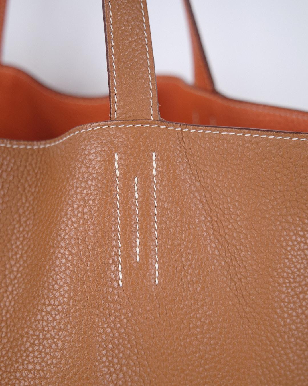 Cuir Fourre-tout Double Sens 36 en cuir Taurillon Clémence - Or et orange en vente