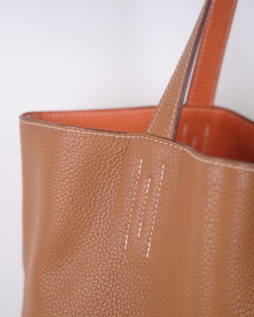 Fourre-tout Double Sens 36 en cuir Taurillon Clémence - Or et orange en vente 1