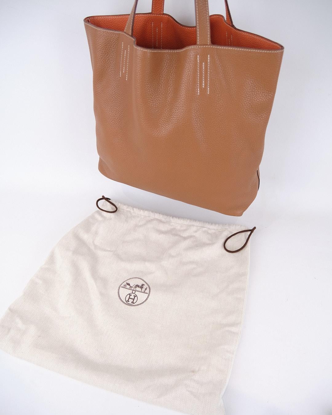 Fourre-tout Double Sens 36 en cuir Taurillon Clémence - Or et orange en vente 2