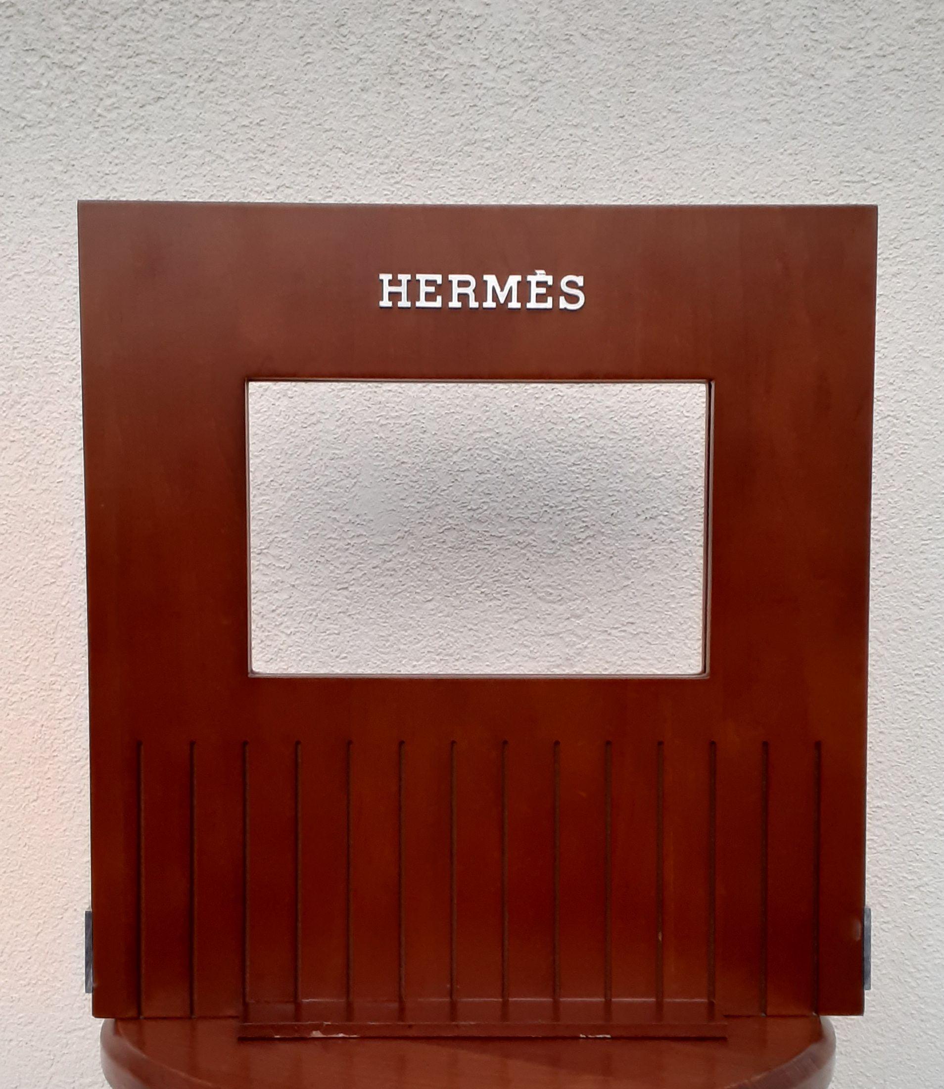 Raro e bellissimo portafoto autentico di Hermès

Realizzato in legno, pelle scamosciata marrone alla base

Completamente vuoto al centro, per consentire la visione da entrambi i lati.

