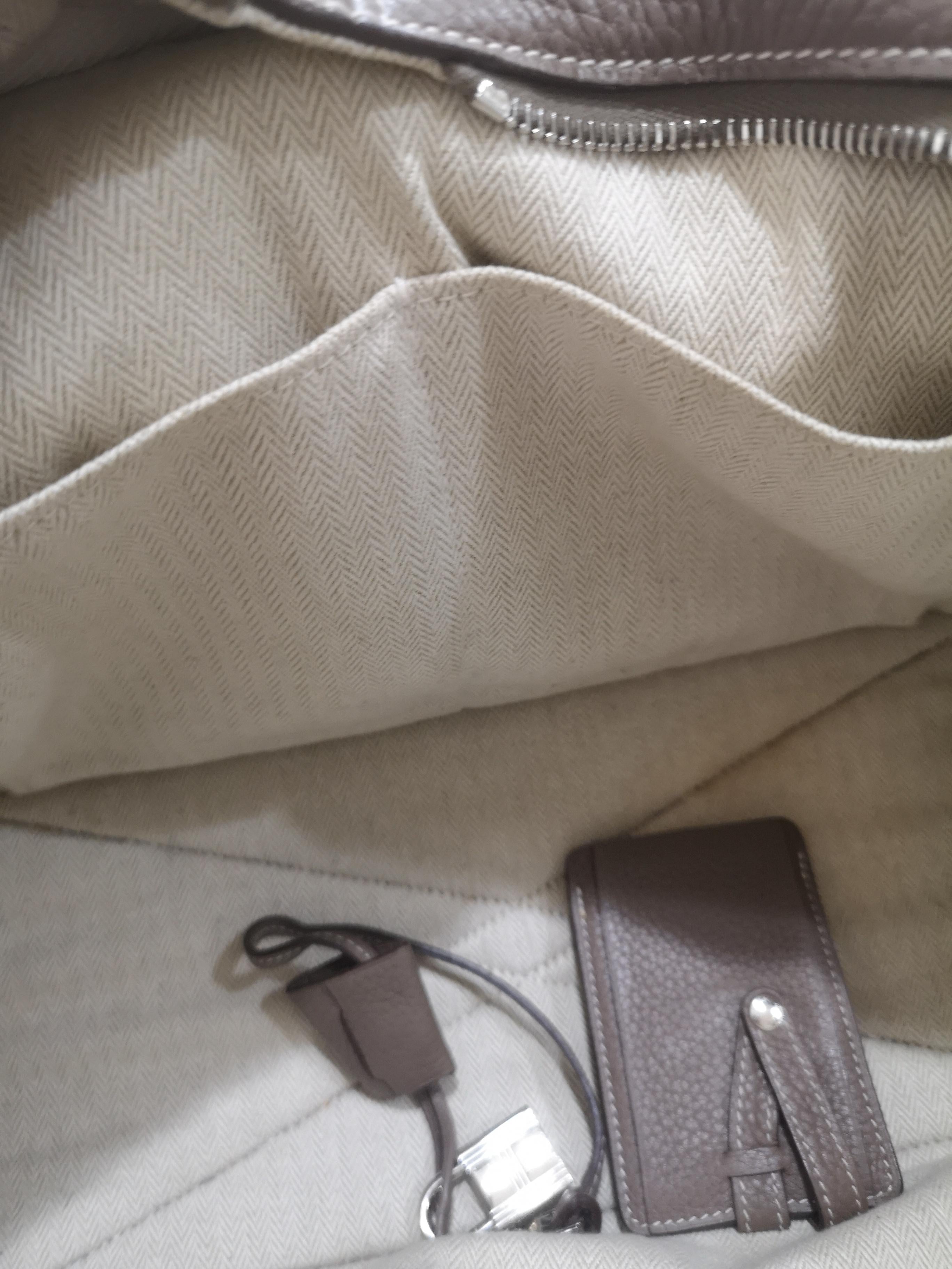 Hermès dove grey shoulder bag
Measurements: 23 x 38 cm
17 depth